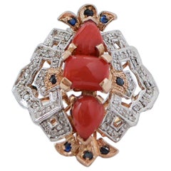 Anello in corallo, zaffiri, diamanti, oro rosa e argento.