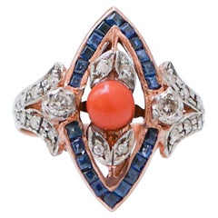 Anello in corallo, zaffiri, diamanti, oro rosa e argento.