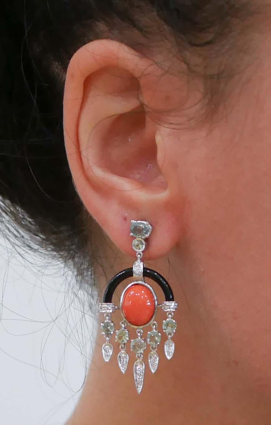 Coral, Sapphires, Onyx, Diamonds, Platinum and 14 Karat White Gold Earrings. In Good Condition For Sale In Marcianise, Marcianise (CE)
