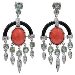 Boucles d'oreilles en corail, saphirs, onyx, diamants, platine et or blanc 14 carats