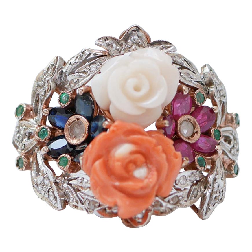 Anello in corallo, zaffiri, rubini, smeraldi, diamanti, oro rosa e argento.