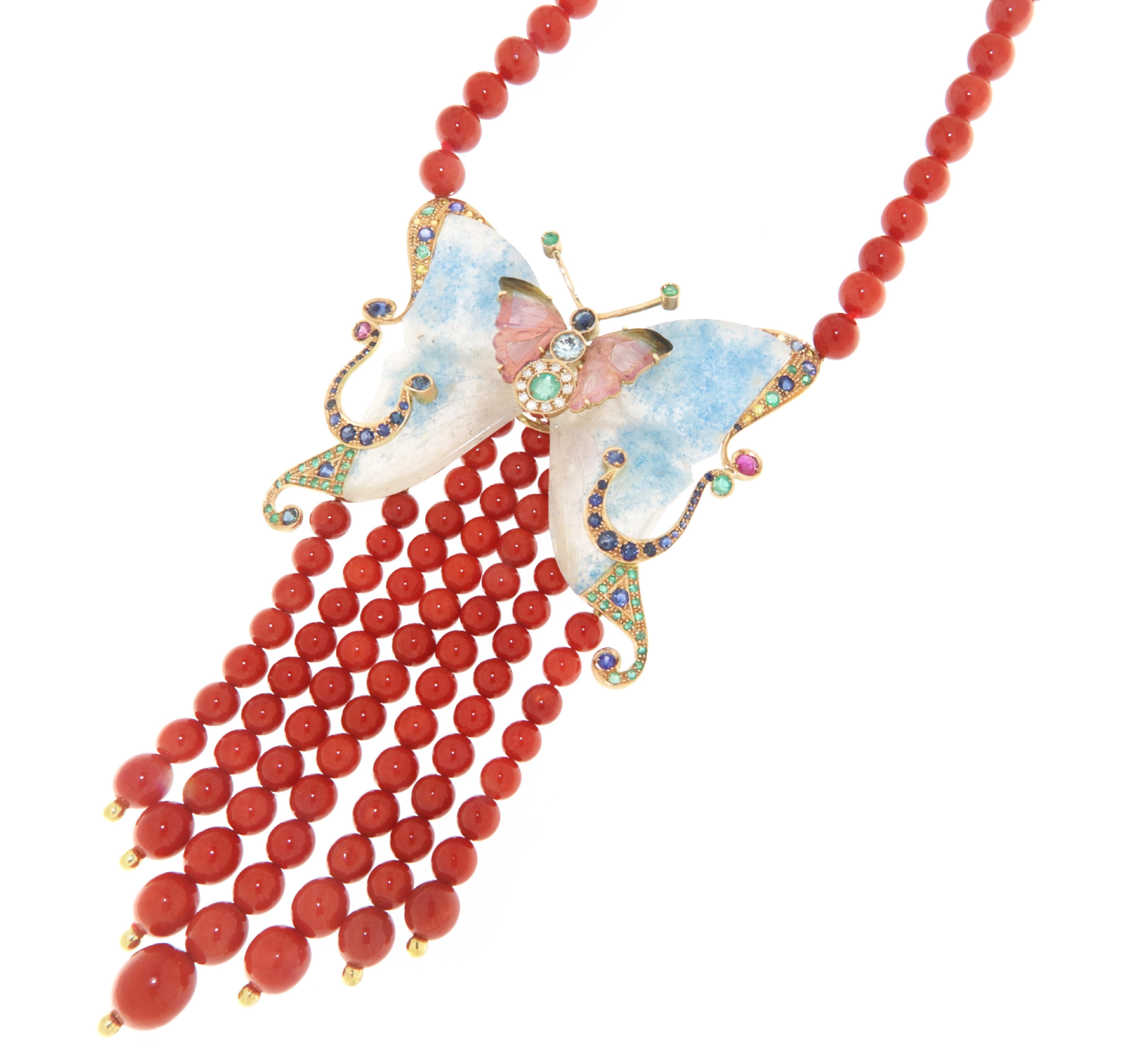 Laissez-vous séduire par l'allure enchanteresse de ce collier en corail en or jaune 14 carats, un chef-d'œuvre qui promet de captiver et de charmer. Au cœur de cette pièce exquise se trouve une pièce maîtresse en forme de papillon, réalisée avec art