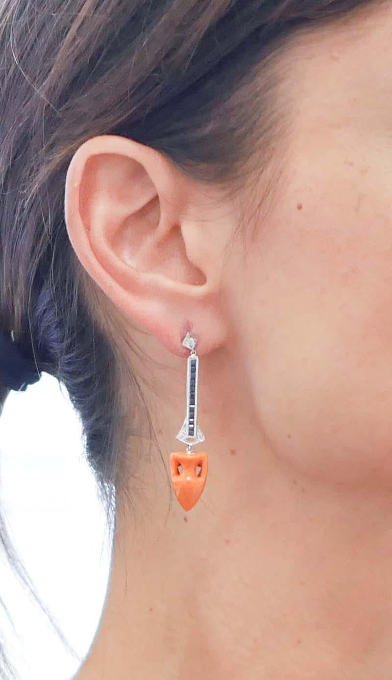 Boucles d'oreilles pendantes en corail, saphirs, diamants et platine Bon état - En vente à Marcianise, Marcianise (CE)