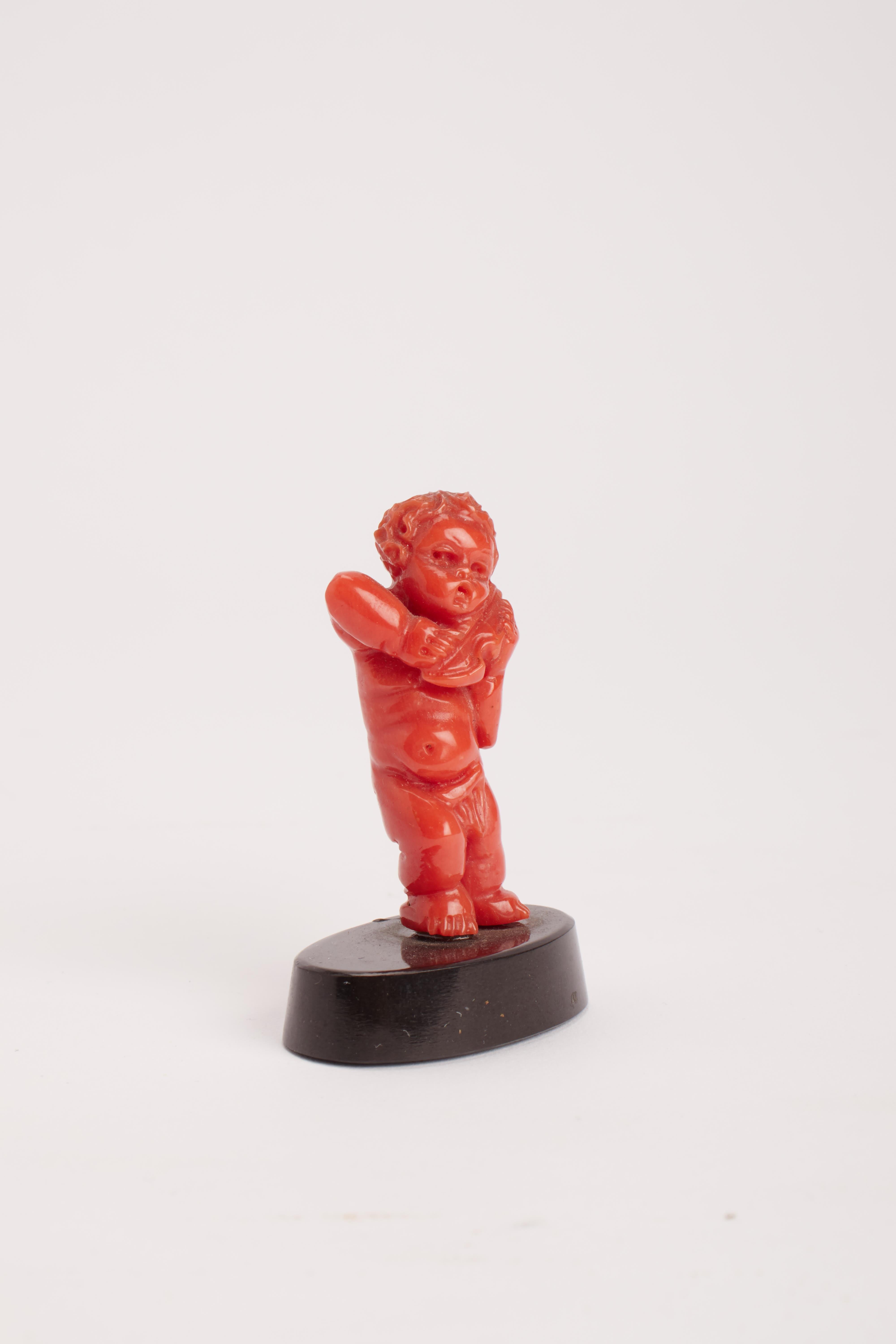 Coral sculpture of a putto, Italy 1860.  In Good Condition For Sale In Milan, IT