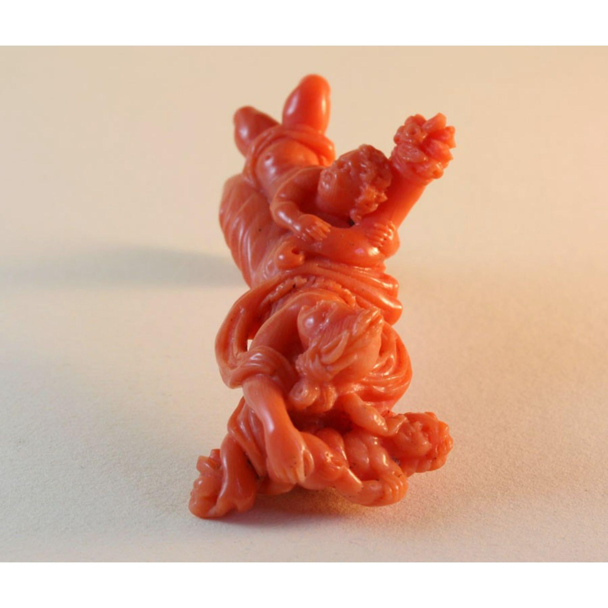 Scultura in corallo raffigurante Venere con due putti: uno in braccio, l'altro in grembo e con in mano una cornucopia. Sciacca, Italia, XVII secolo.

Informazioni aggiuntive:
Periodo: Prima gioielleria
Dimensioni: 6,5 x 4,5 x 2,5 cm.
Peso: 27,8