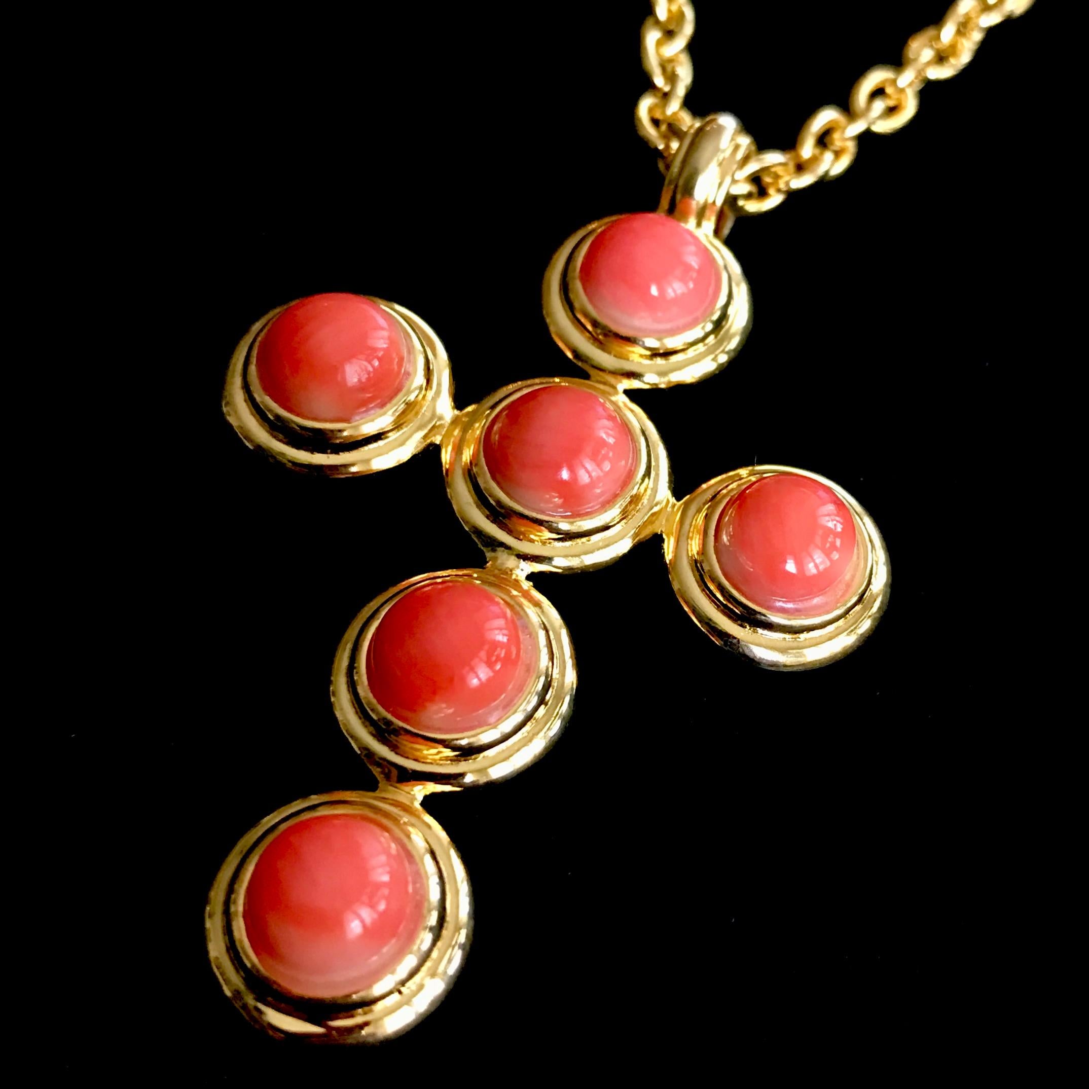 Les six pierres précieuses rondes en corail cabochon sont serties dans une monture à gradins sur une boucle de pendentif à gradins - un pendentif en croix simple mais élégant, parfait pour être porté tous les jours, mais qui ne serait pas déplacé