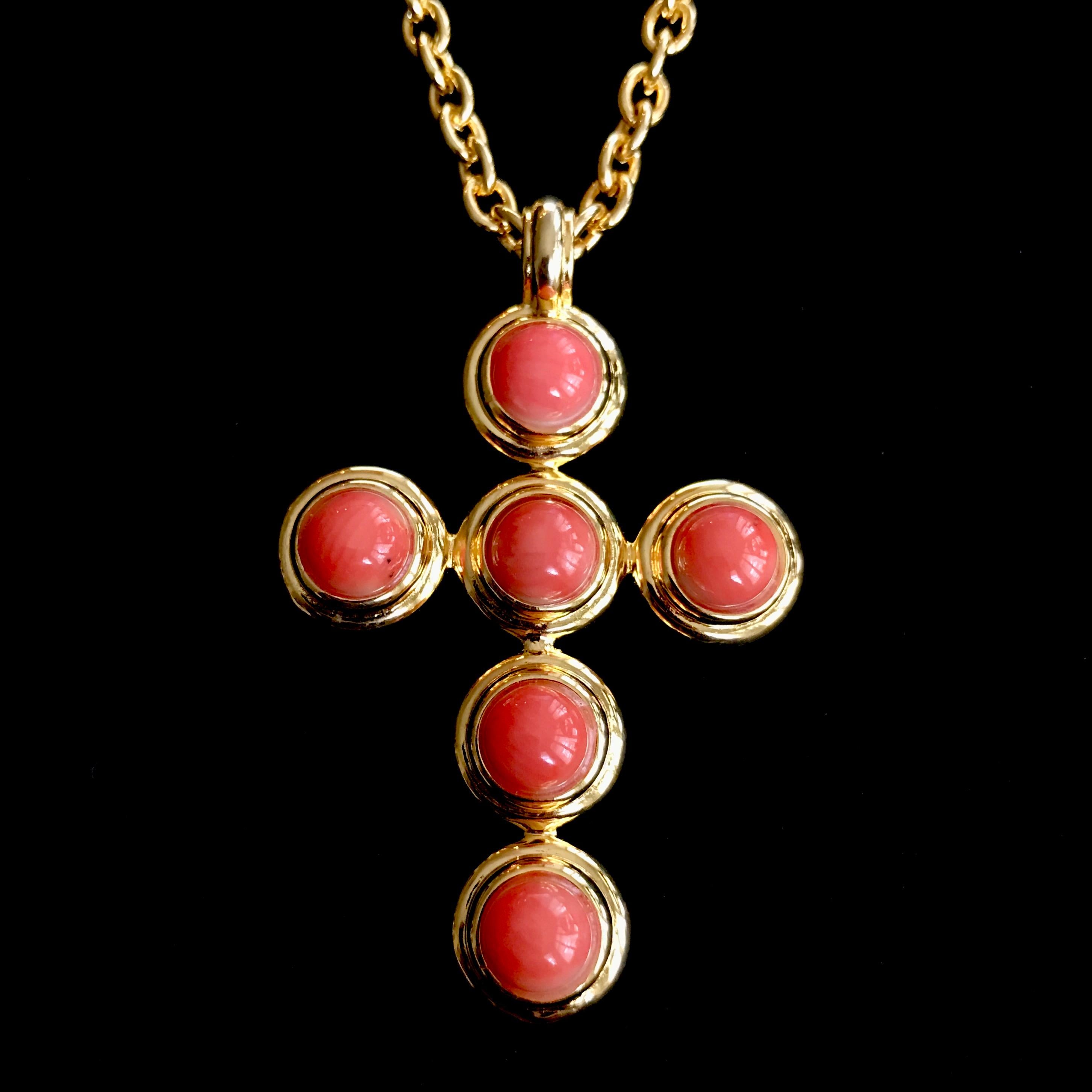 Taille cabochon Pendentif croix Cécilia à 6 pierres serti de corail sur chaîne en vente
