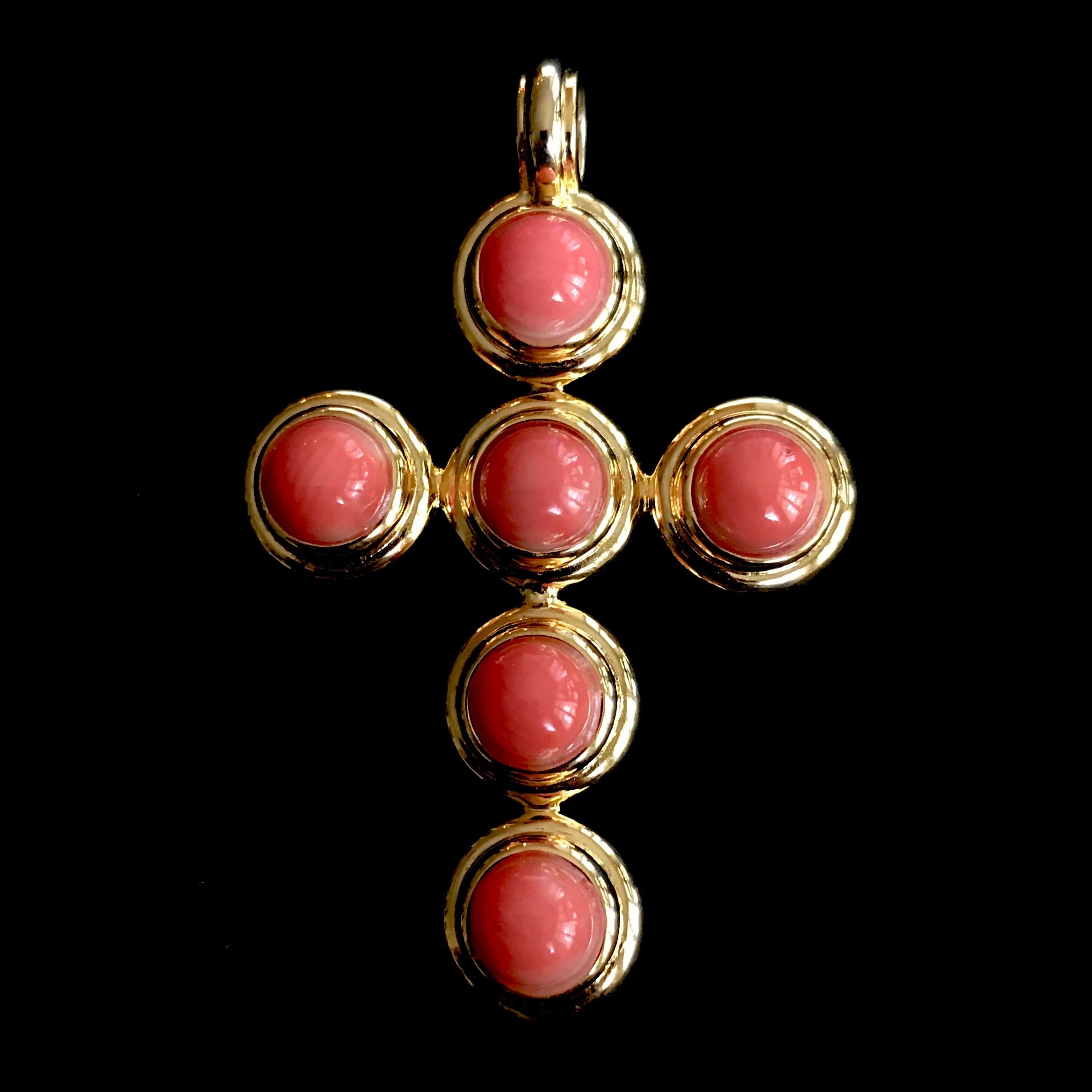 Pendentif croix Cécilia à 6 pierres serti de corail sur chaîne Neuf - En vente à London, GB