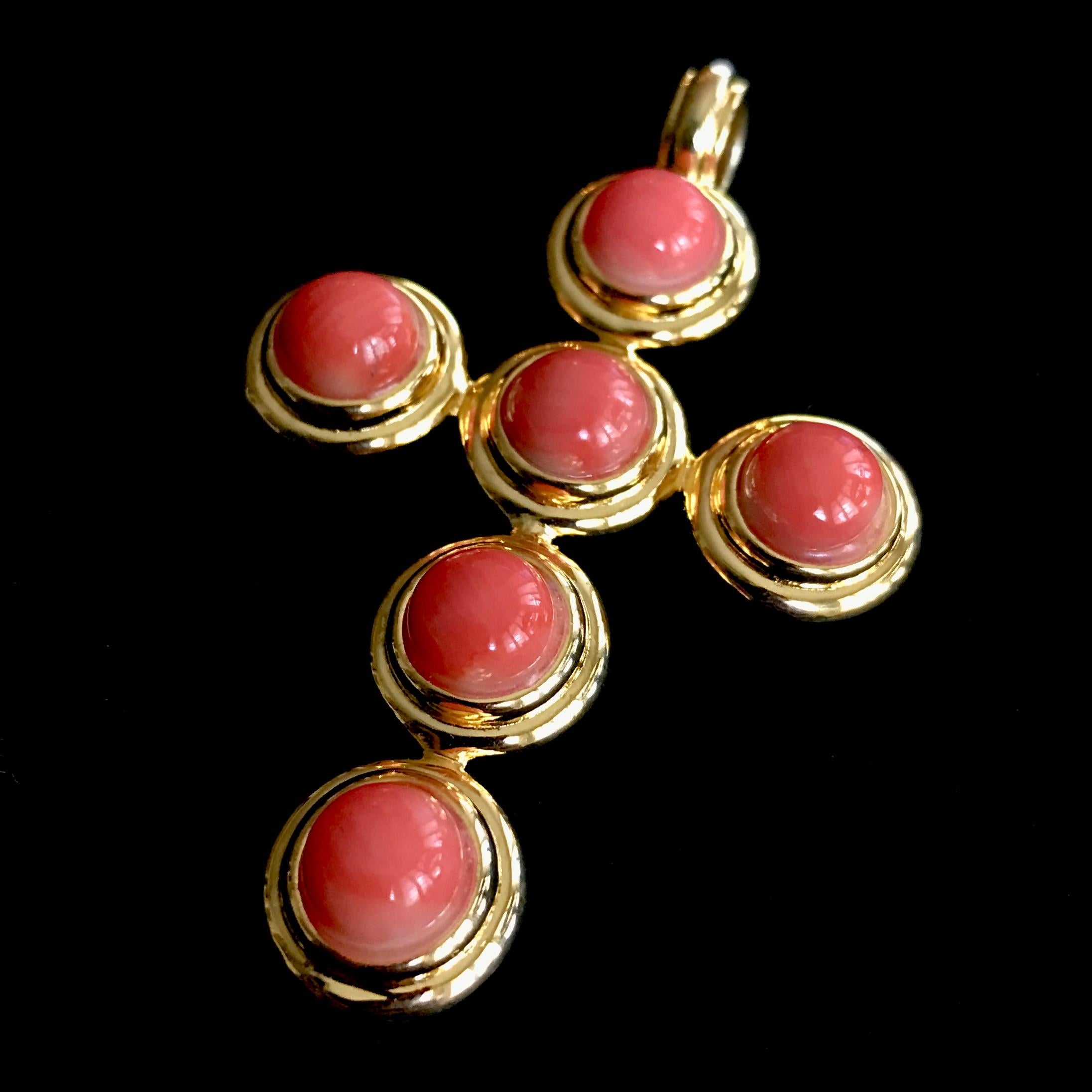 Pendentif croix Cécilia à 6 pierres serti de corail sur chaîne Unisexe en vente