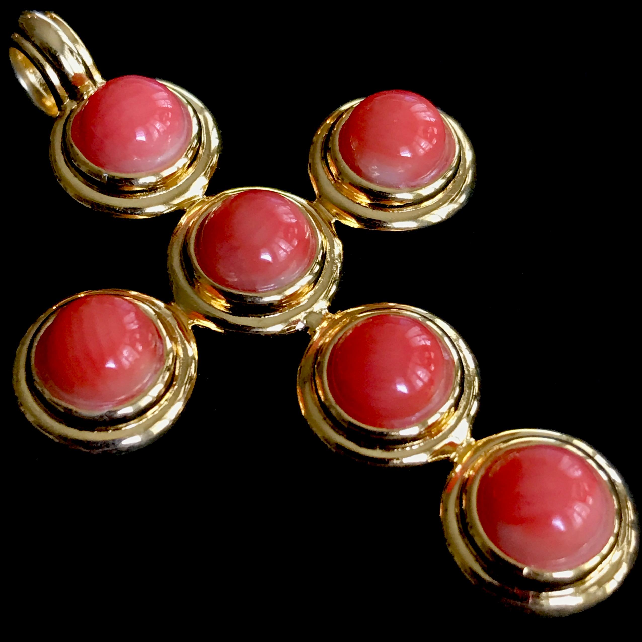 Pendentif croix Cécilia à 6 pierres serti de corail sur chaîne en vente 1