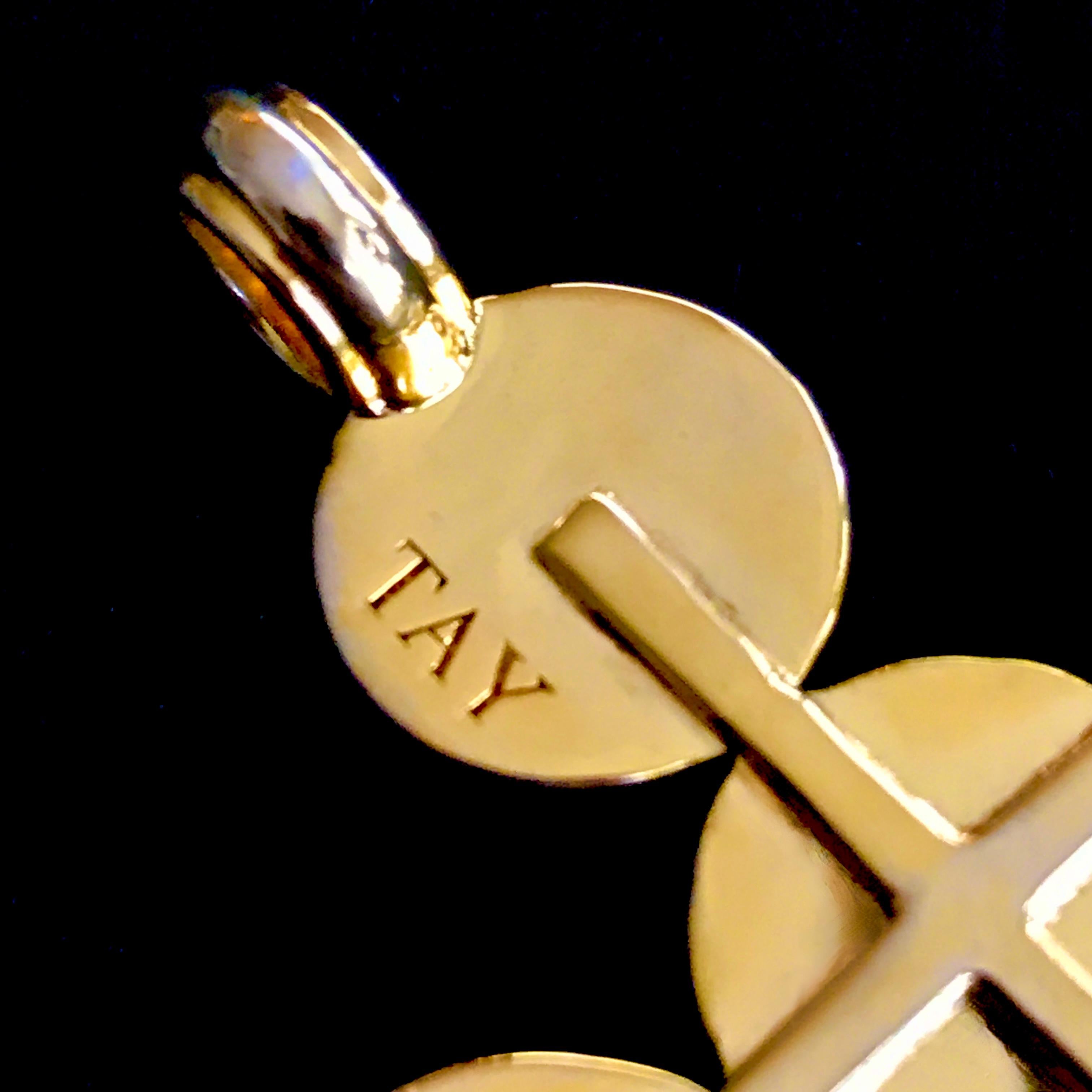 Pendentif croix Cécilia à 6 pierres serti de corail sur chaîne en vente 2
