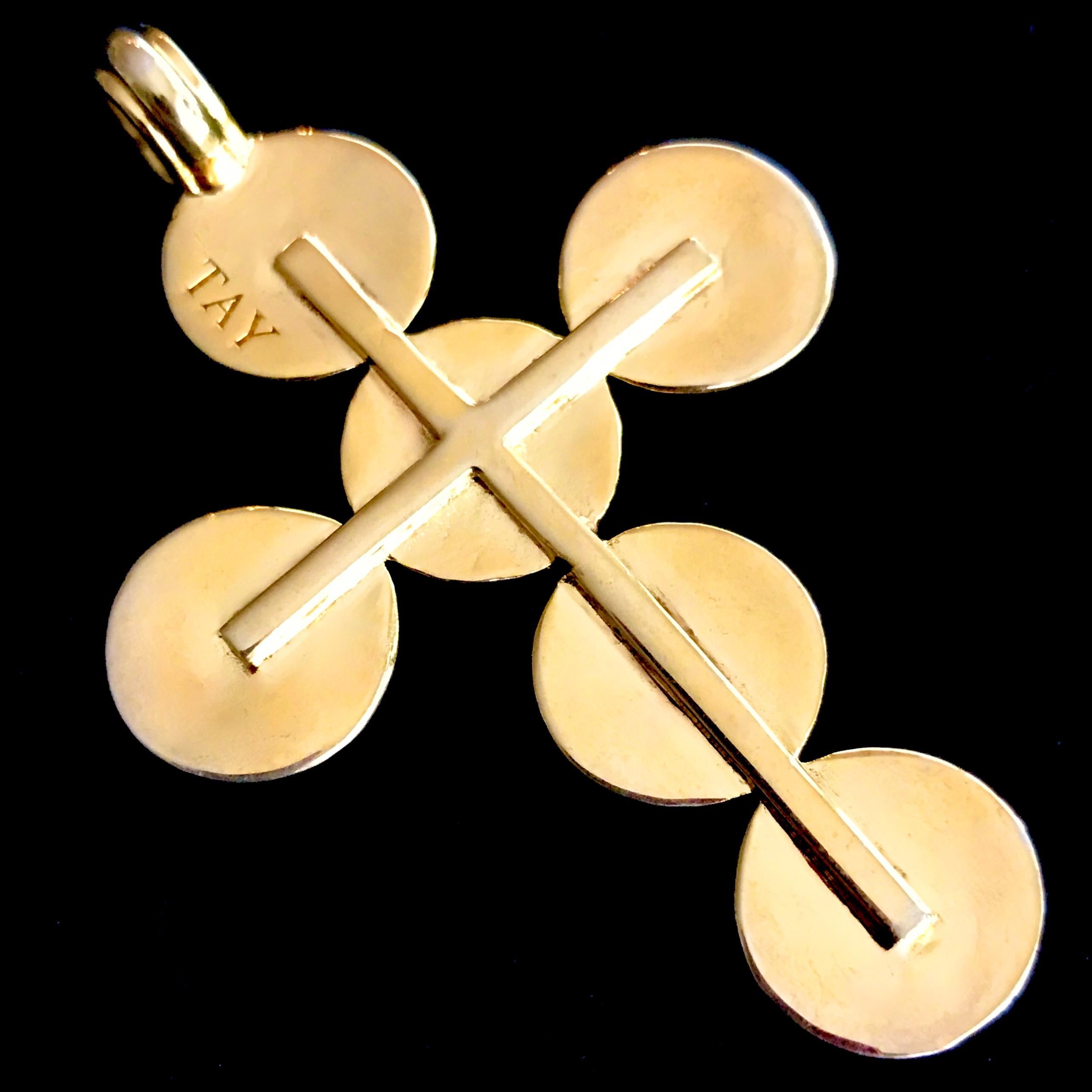 Pendentif croix Cécilia à 6 pierres serti de corail sur chaîne en vente 3