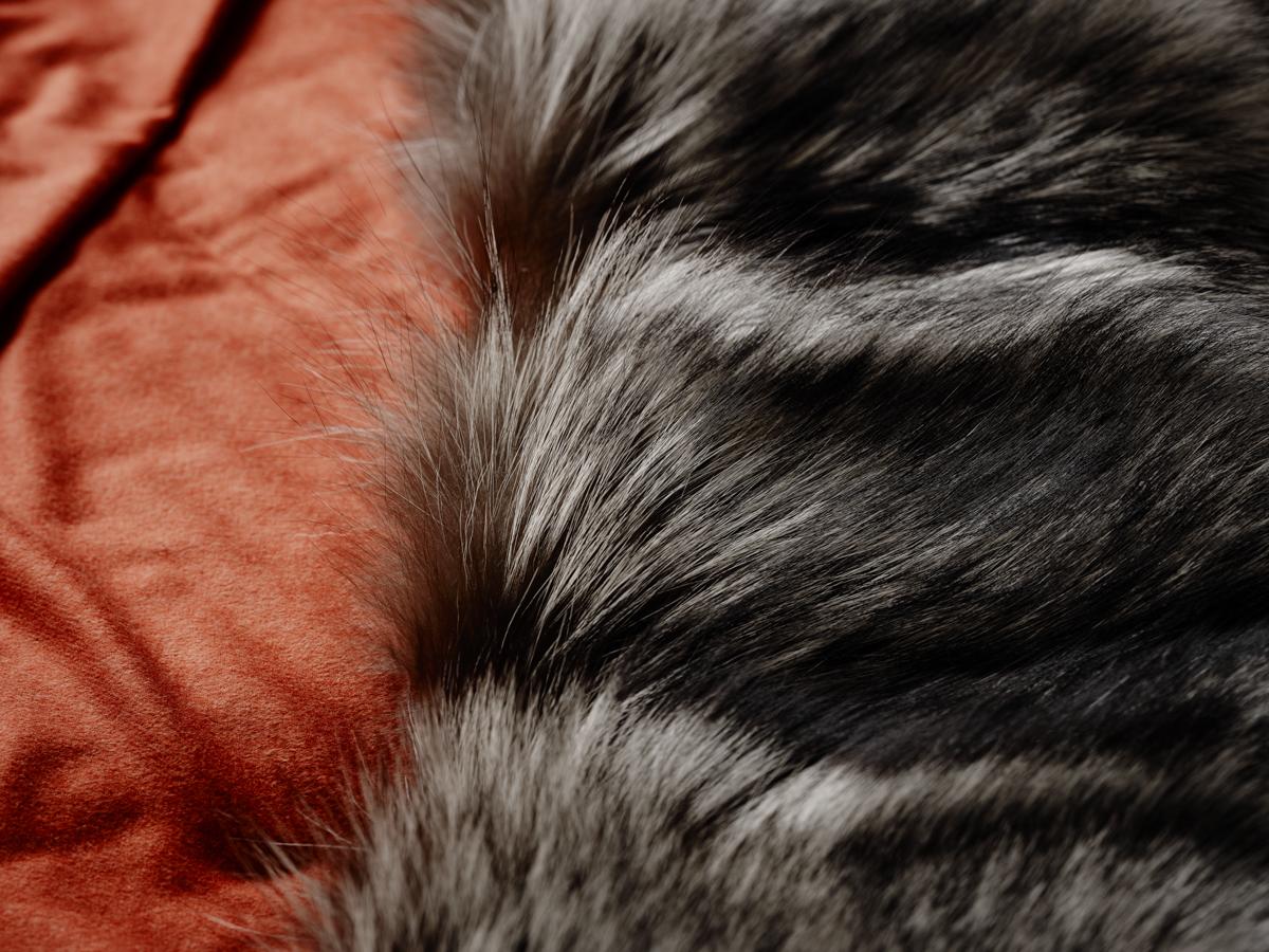 Fait main Coral Silky Silver Fox Fur Cashmere Silk Throw Luxury Blanket by Muchi Decor en vente