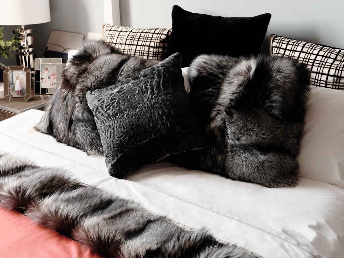 Moderne Coral Silky Silver Fox Fur Cashmere Silk Throw Luxury Blanket by Muchi Decor en vente