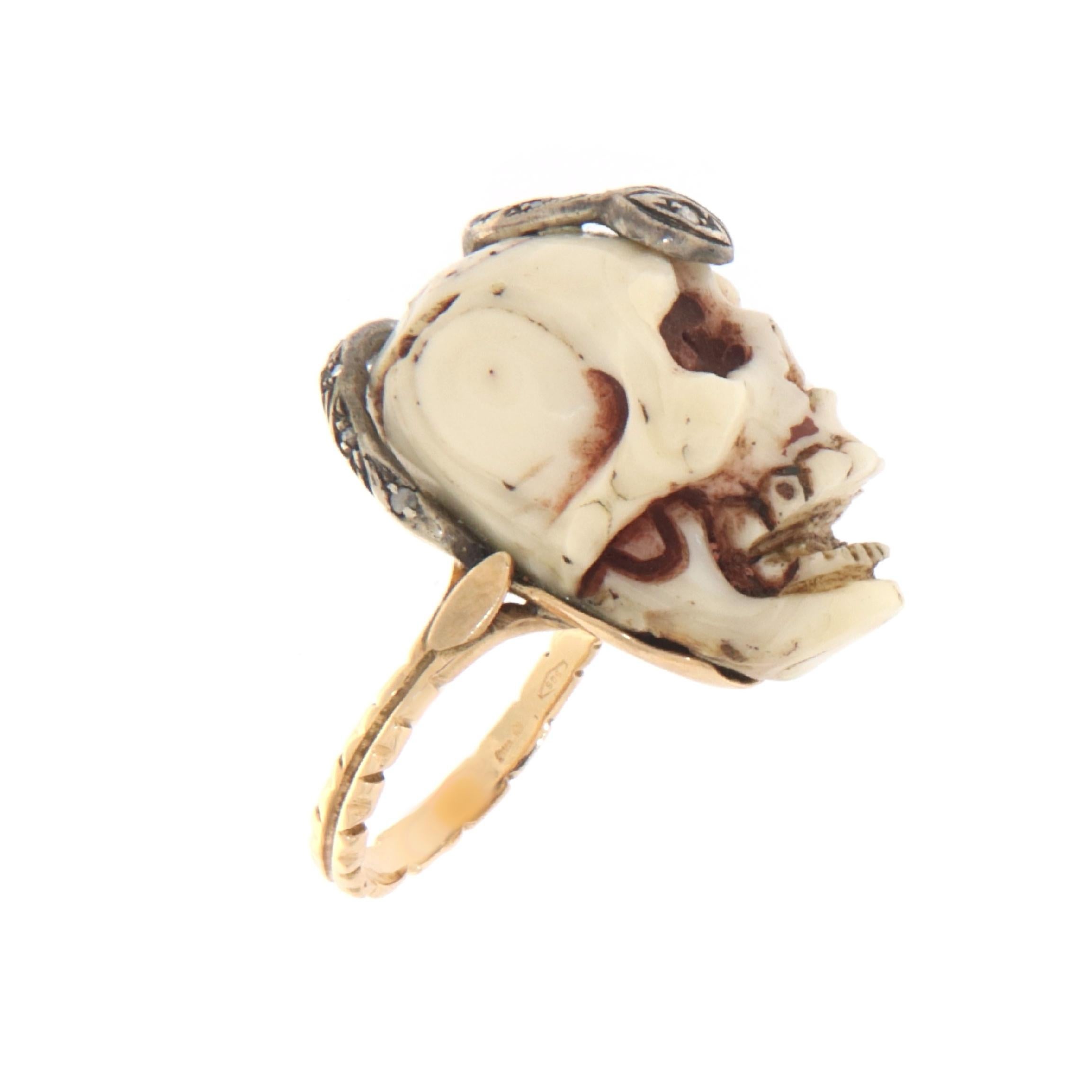 Coral Skull Diamonds 14 Karat Yellow Gold Cocktail Ring In New Condition For Sale In Marcianise, IT