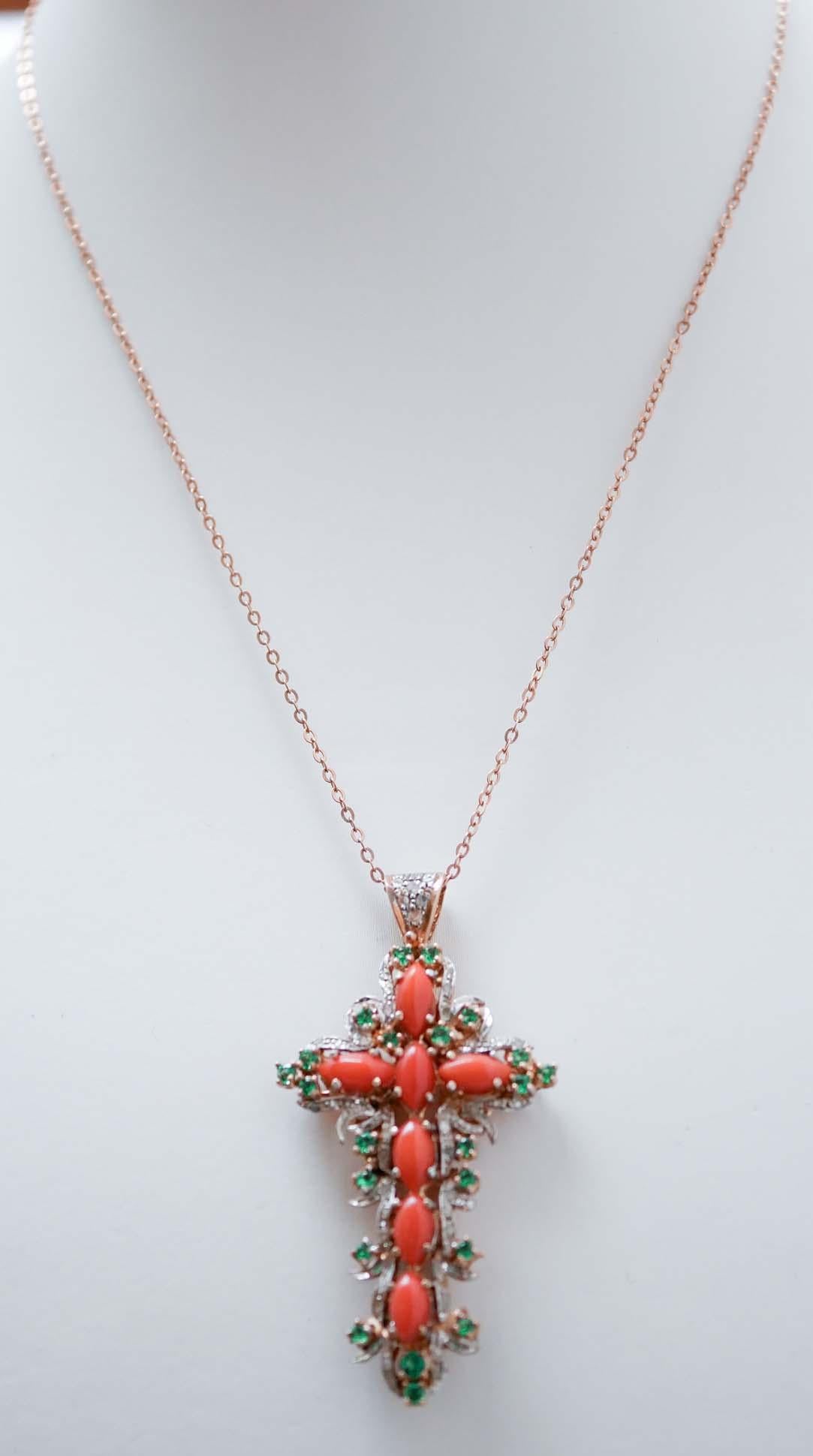 Incredibile collana con ciondolo in oro rosa 9 kt e struttura in argento montata con corallo nella parte centrale circondato da diamanti e spinello idrotermale. La catena d'argento è inclusa. 
Questo ciondolo è stato realizzato completamente a mano