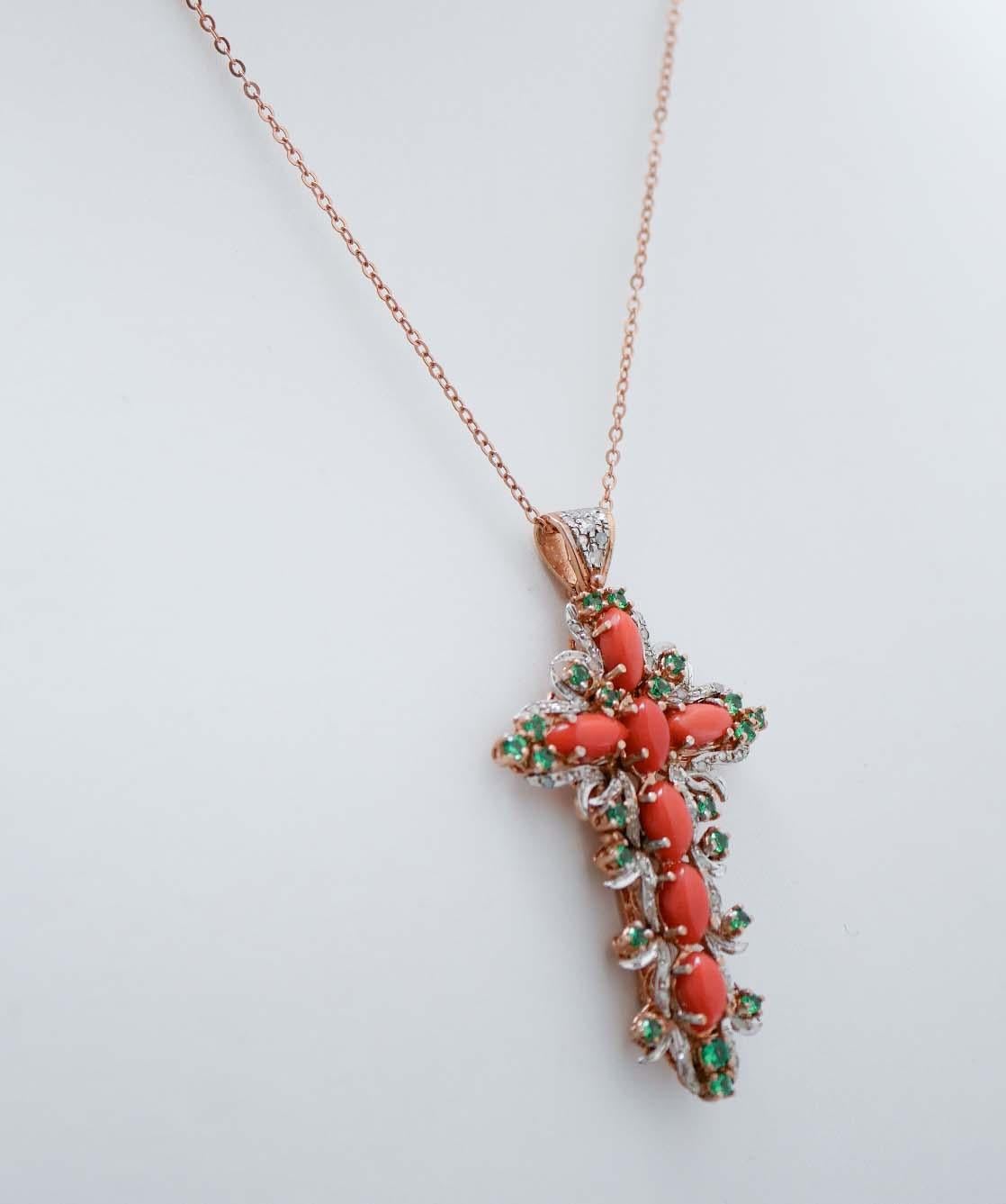 Rétro Collana con ciondolo a croce in corallo, spinello, diamanti, oro rosa e argento. in vendita