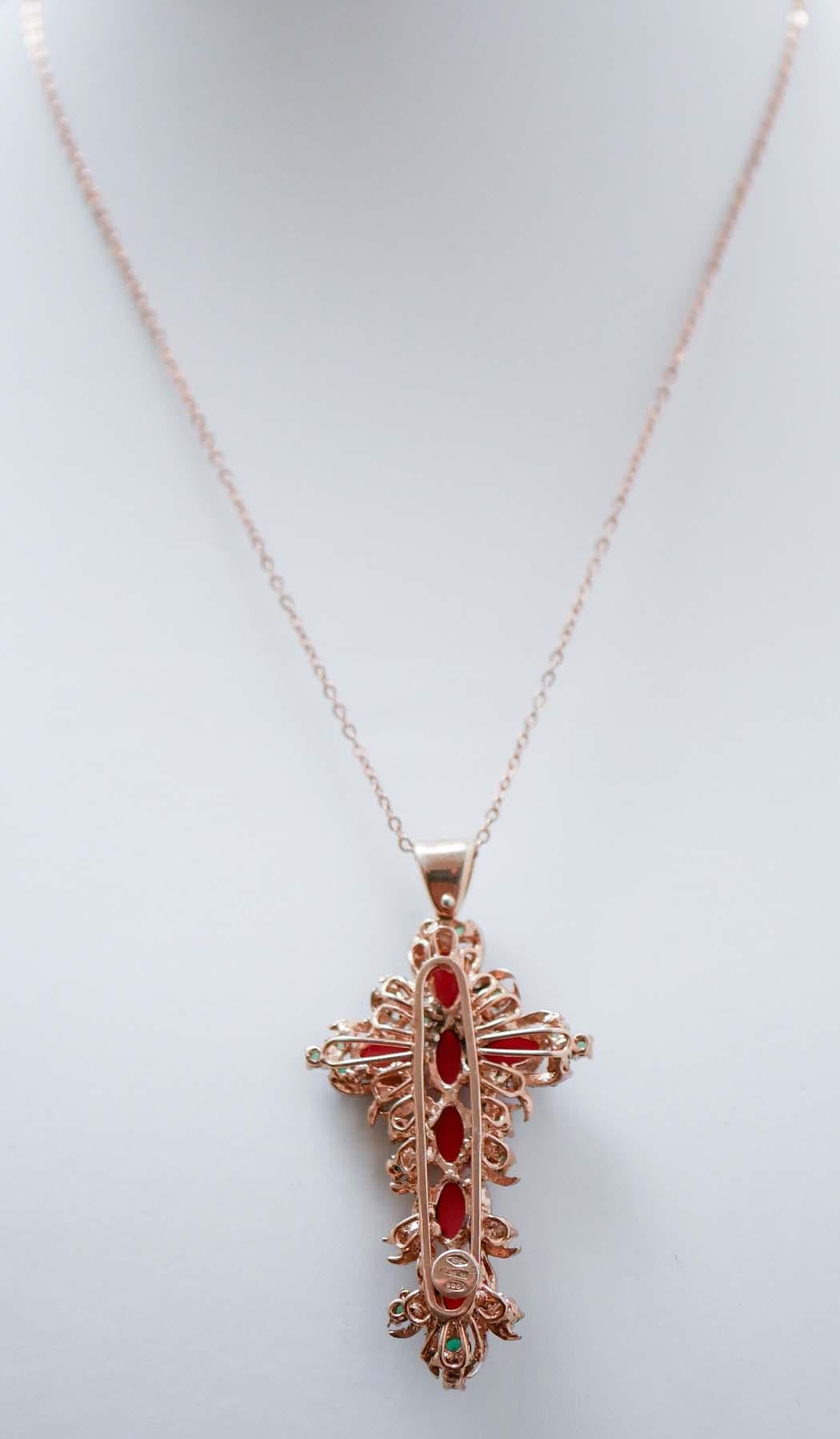 Taglio misto Collana con ciondolo a croce in corallo, spinello, diamanti, oro rosa e argento. in vendita