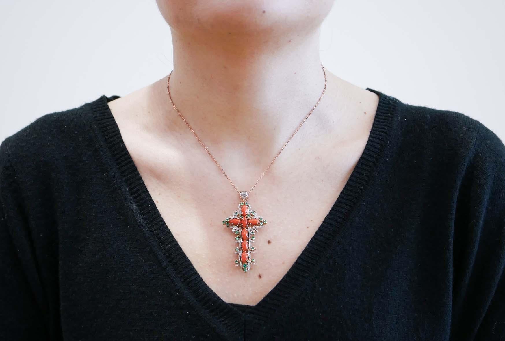 Collana con ciondolo a croce in corallo, spinello, diamanti, oro rosa e argento. In condizioni buone in vendita a Marcianise, Marcianise (CE)
