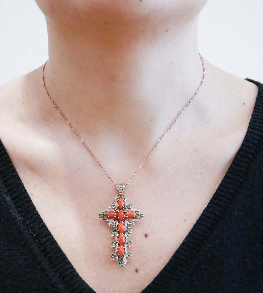 Donna Collana con ciondolo a croce in corallo, spinello, diamanti, oro rosa e argento. in vendita