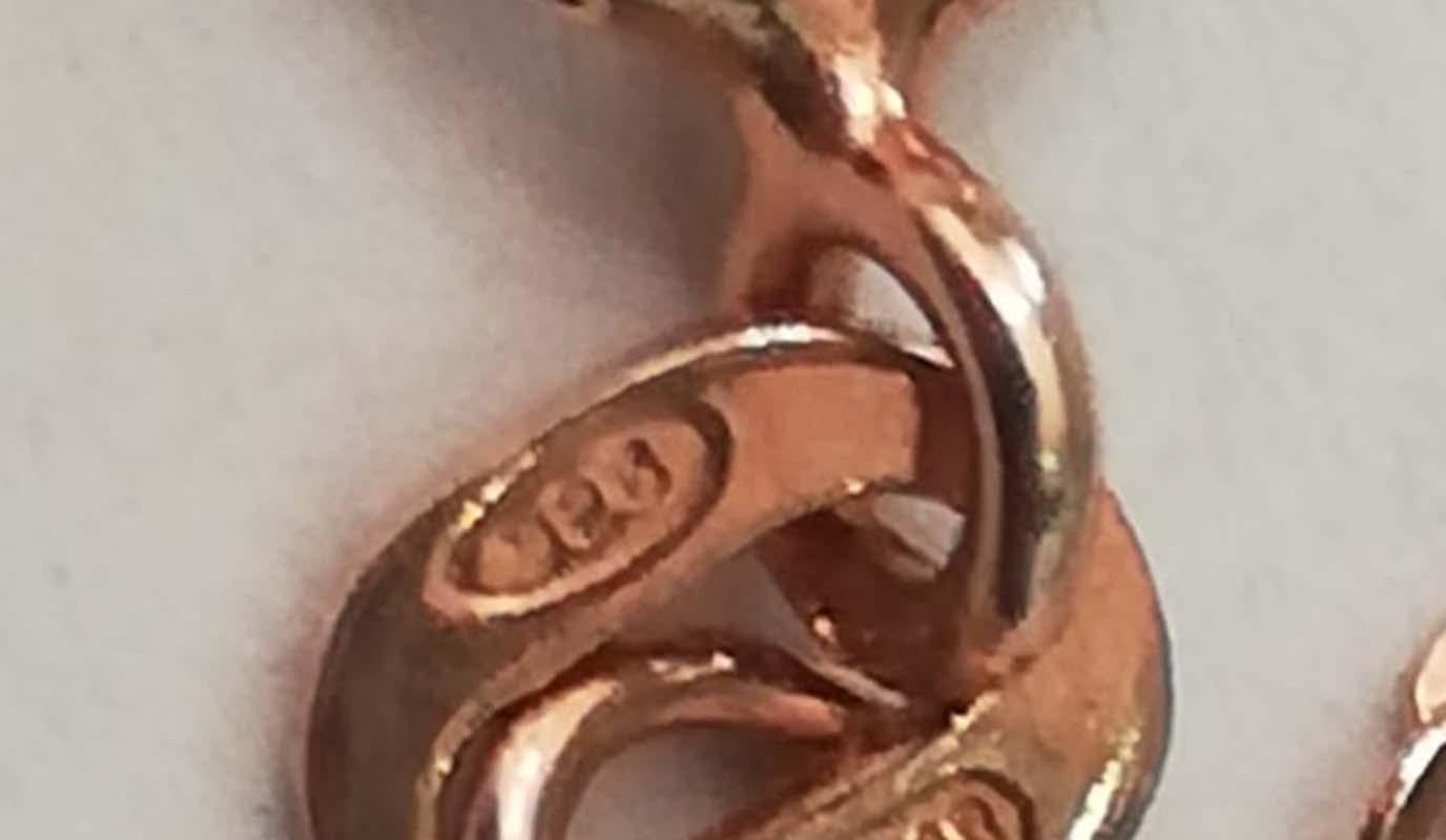 Collana con ciondolo a croce in corallo, spinello, diamanti, oro rosa e argento. in vendita 1
