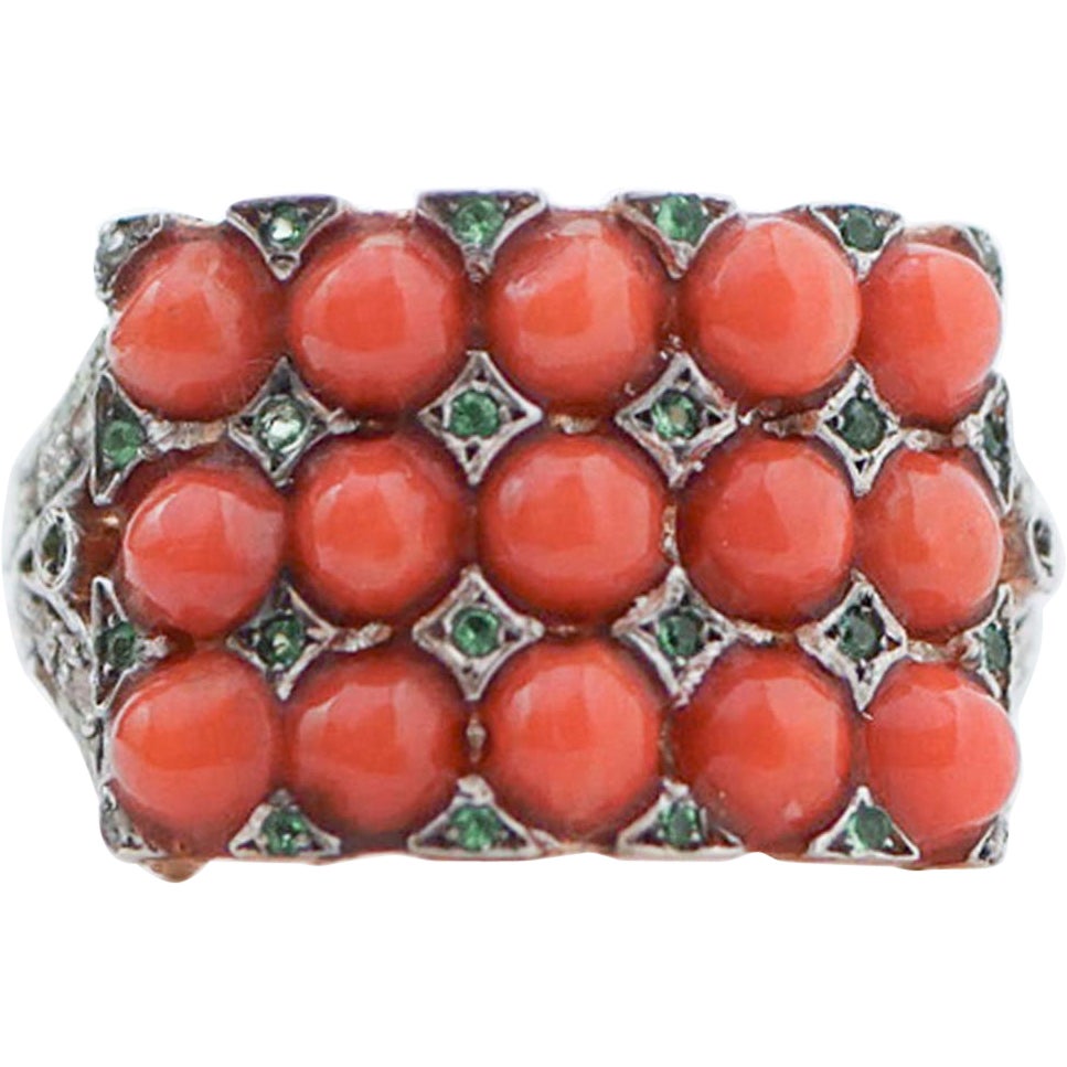 Anello con corallo, spinello, diamanti, oro rosa e argento.