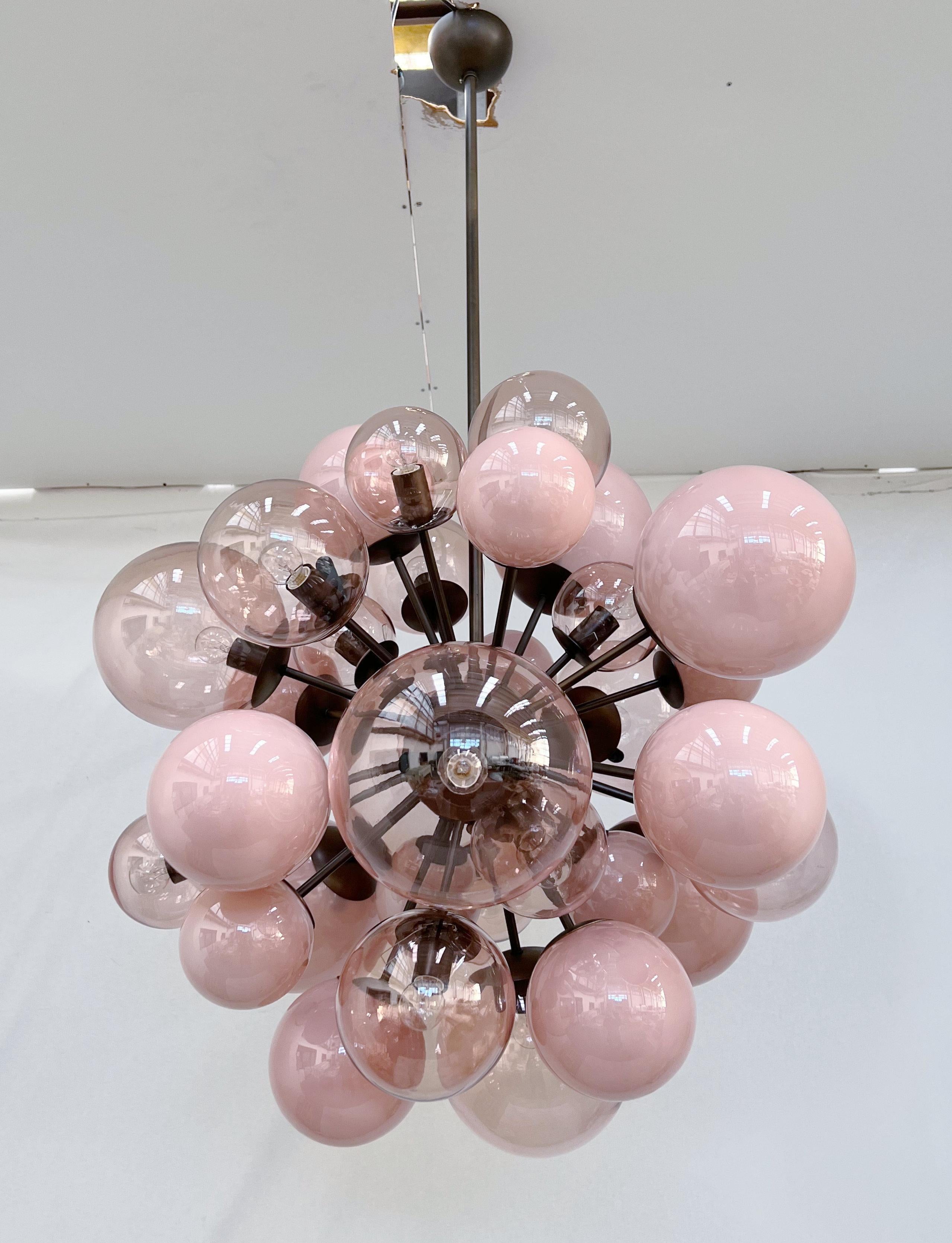 Lustre Spoutnik en corail de Fabio Ltd Neuf - En vente à Los Angeles, CA