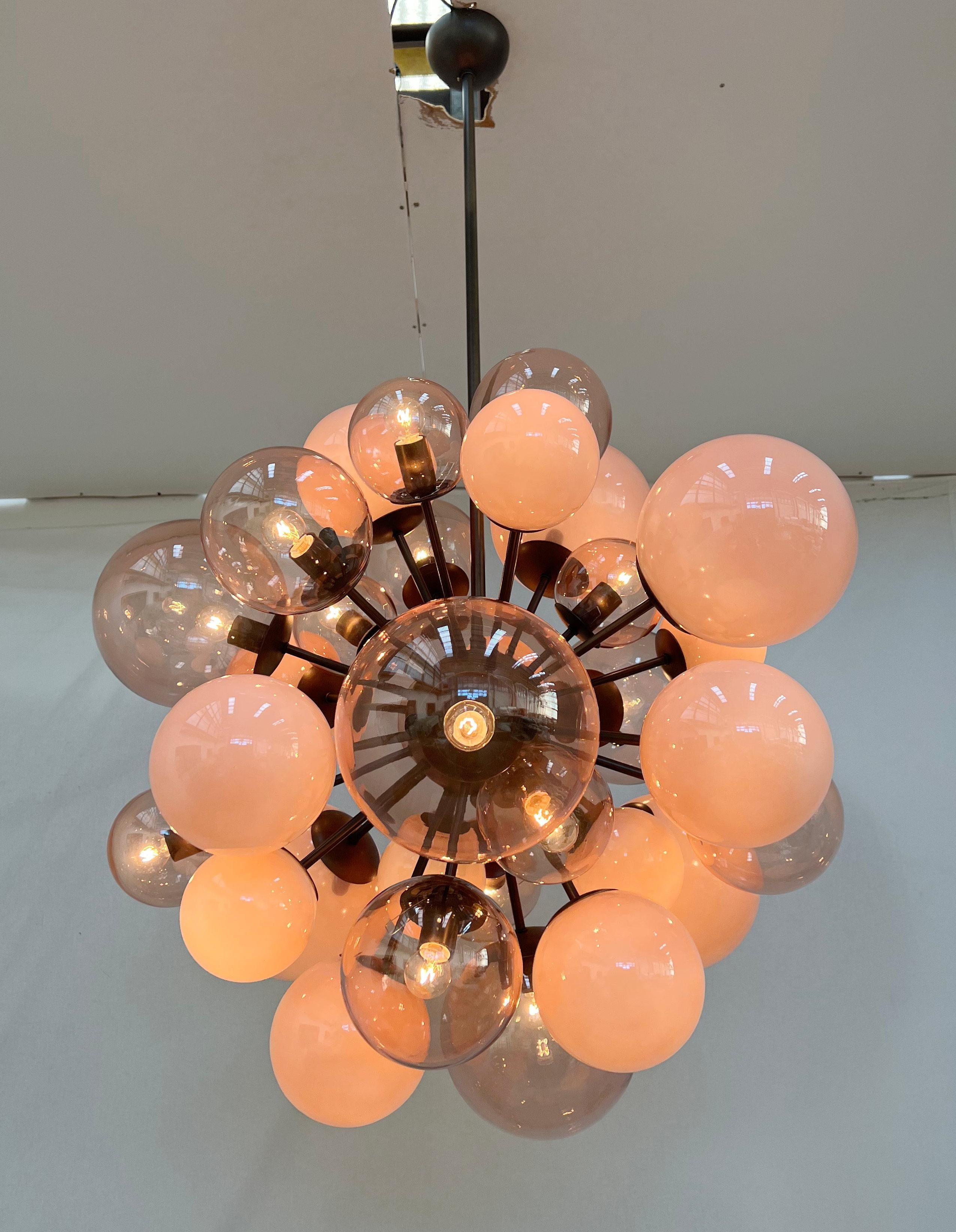 Laiton Lustre Spoutnik en corail de Fabio Ltd en vente