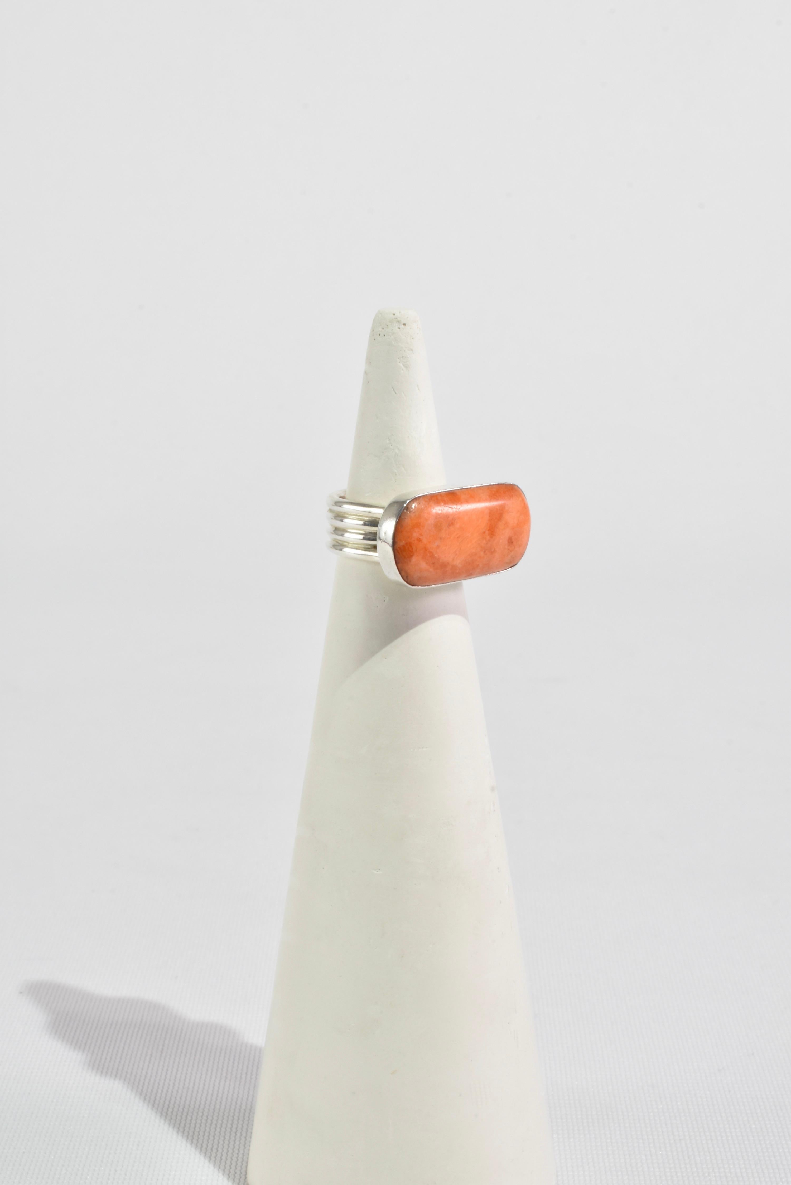 Stunning vintage ring with ribbed design and oversized coral detail. Stamped 925.

Material: Sterling silver, coral.