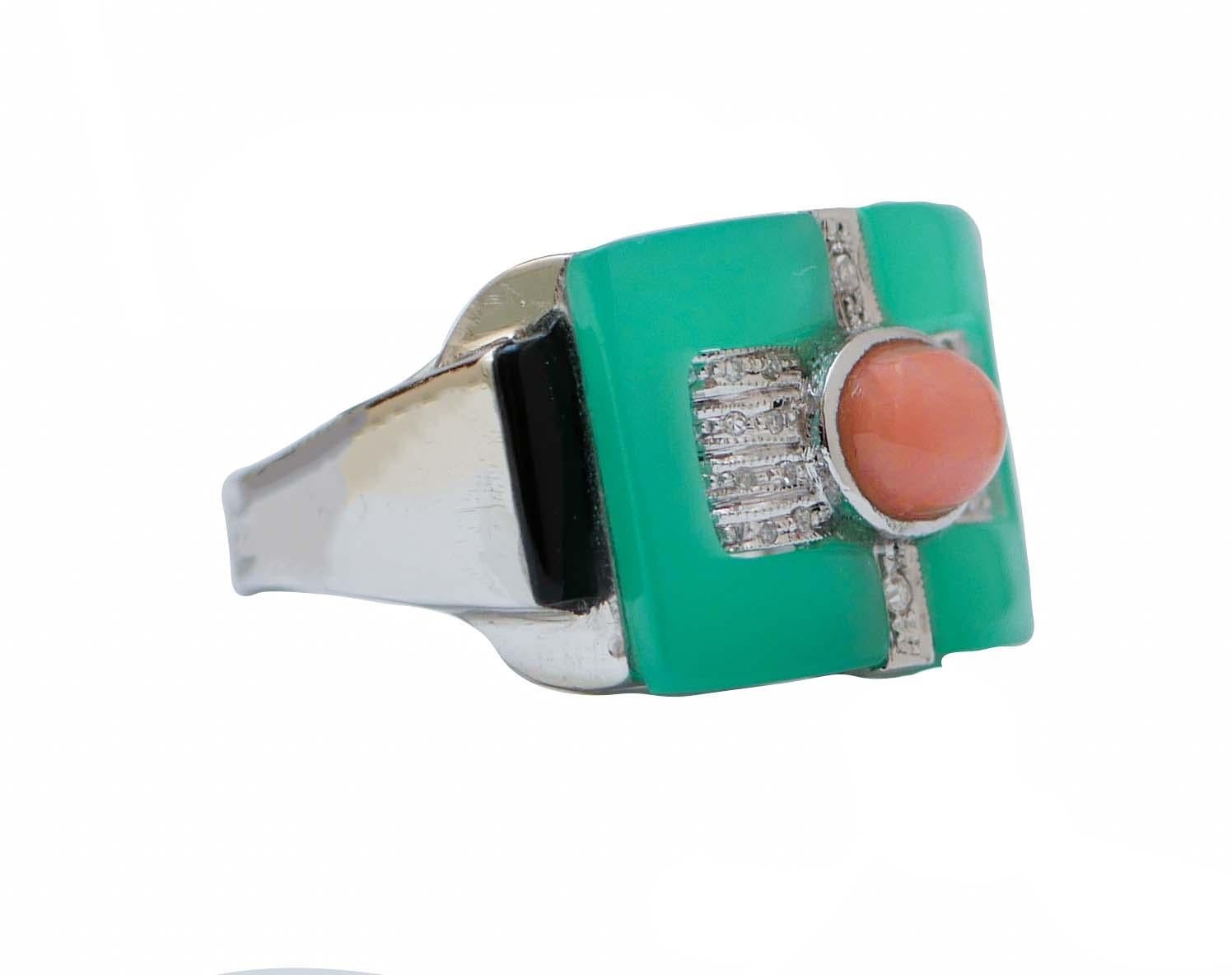 Amazing ring in platinum structure mounted with a central coral surrounded by stones and diamonds. Laterally, onyx.
This ring was totally handmade by Italian master goldsmiths and it is in perfect conditions.
Diamonds 0.12 ct
Stones and Onyx 0.90