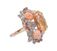 Ring mit Korallen, Topasen, Rubinen, Diamanten, Roségold und Silber.