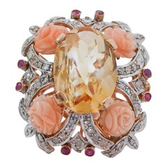 Anillo de coral, topacio, rubíes, diamantes, oro rosa y plata.