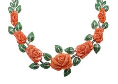 Collana con corallo, tsavorite, diamante marrone e fiore di diamante in oro 18 carati
