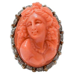 Anello in corallo, tsavorite, diamanti, oro rosa 14 carati e argento.