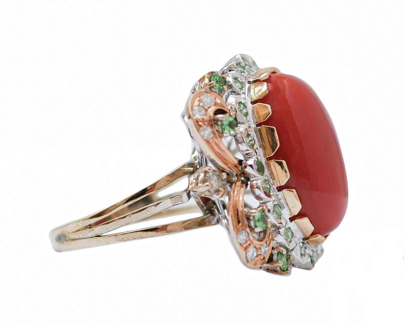 Sorprendente anillo retrò en estructura de oro rosa de 14 kt montado con un coral central rodeado de tsavorita y diamantes.
Este anillo fue totalmente hecho a mano por maestros orfebres italianos y está en perfectas condiciones.
Diamantes 0,38