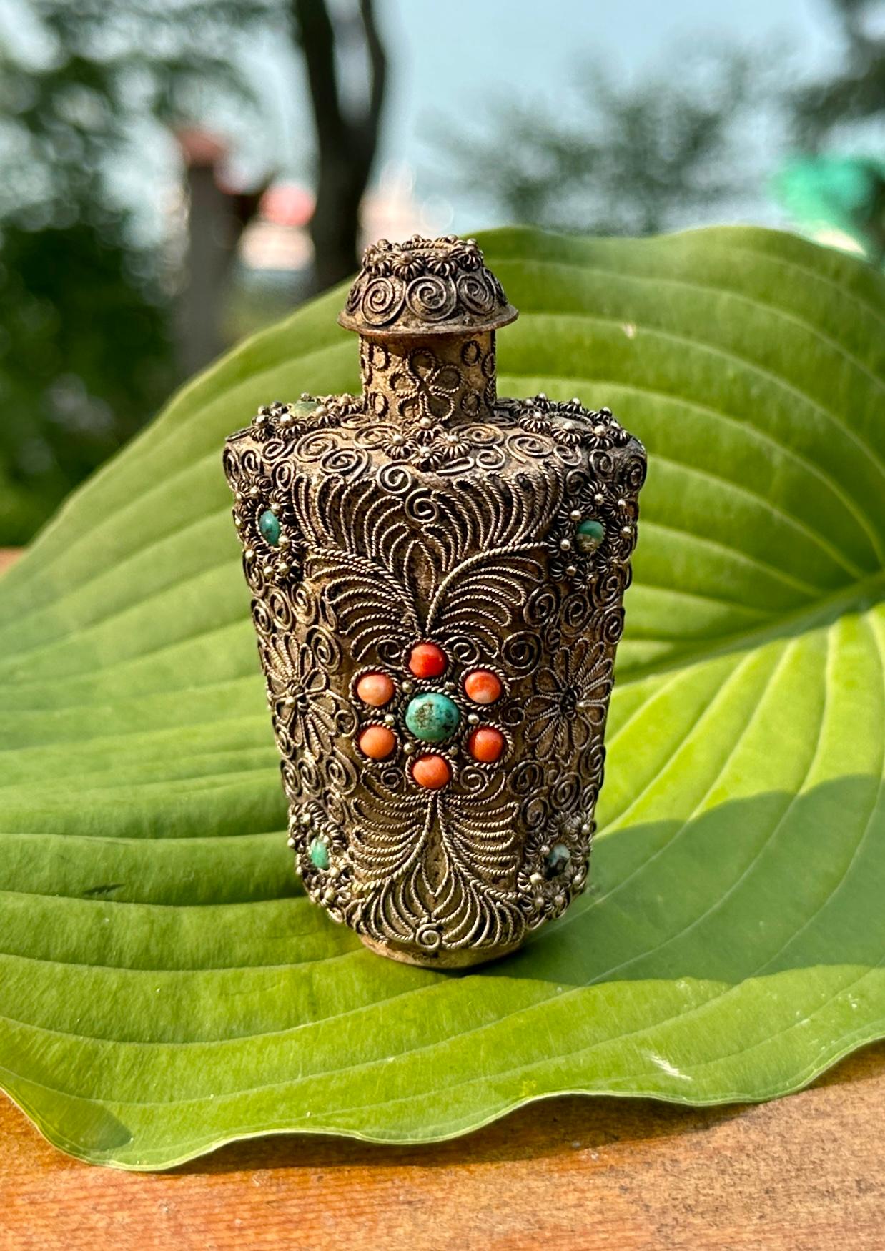THIS IS AN ANTIQUE ART DECO SILVER FILIGREE CHINESE EXPORT CORAL AND TURQUOISE PERFUME BOTTLE, SNUFF BOTTLE.   THE SILVER FILIGREE IS OF THE HIGHEST QUALITY  - THIS IS AN ANTIQUE PIECE THAT DATES TO THE 19TH - EARLY 20TH CENTURY.
The bottle is