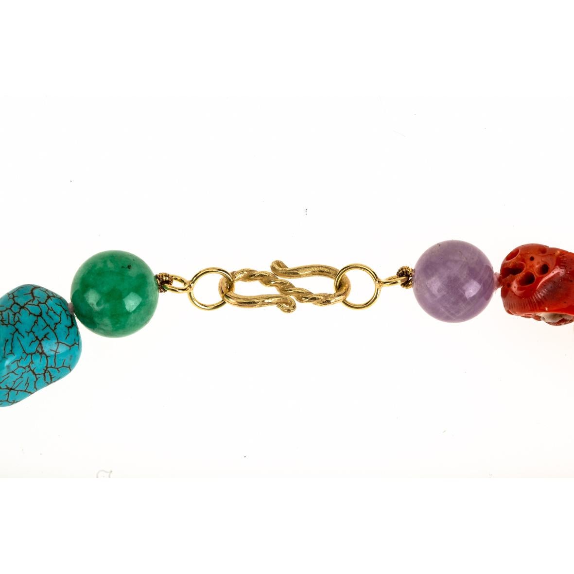 Halskette aus Koralle, Türkis und Jade aus 18 Karat Gold im Zustand „Neu“ im Angebot in Milan, IT