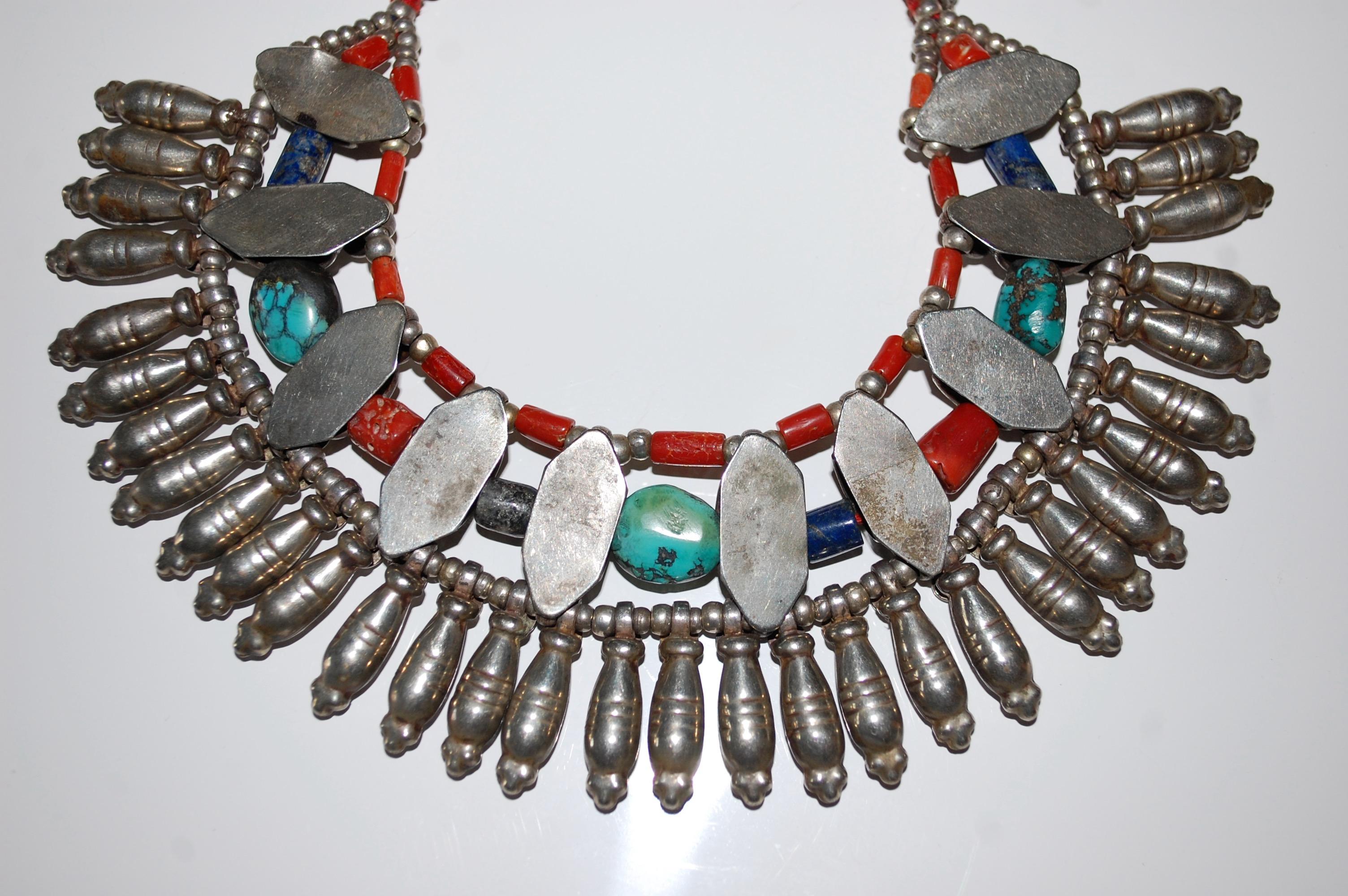 Collare Choker in corallo, turchese e lapislazzuli In condizioni buone in vendita a Lake Worth, FL