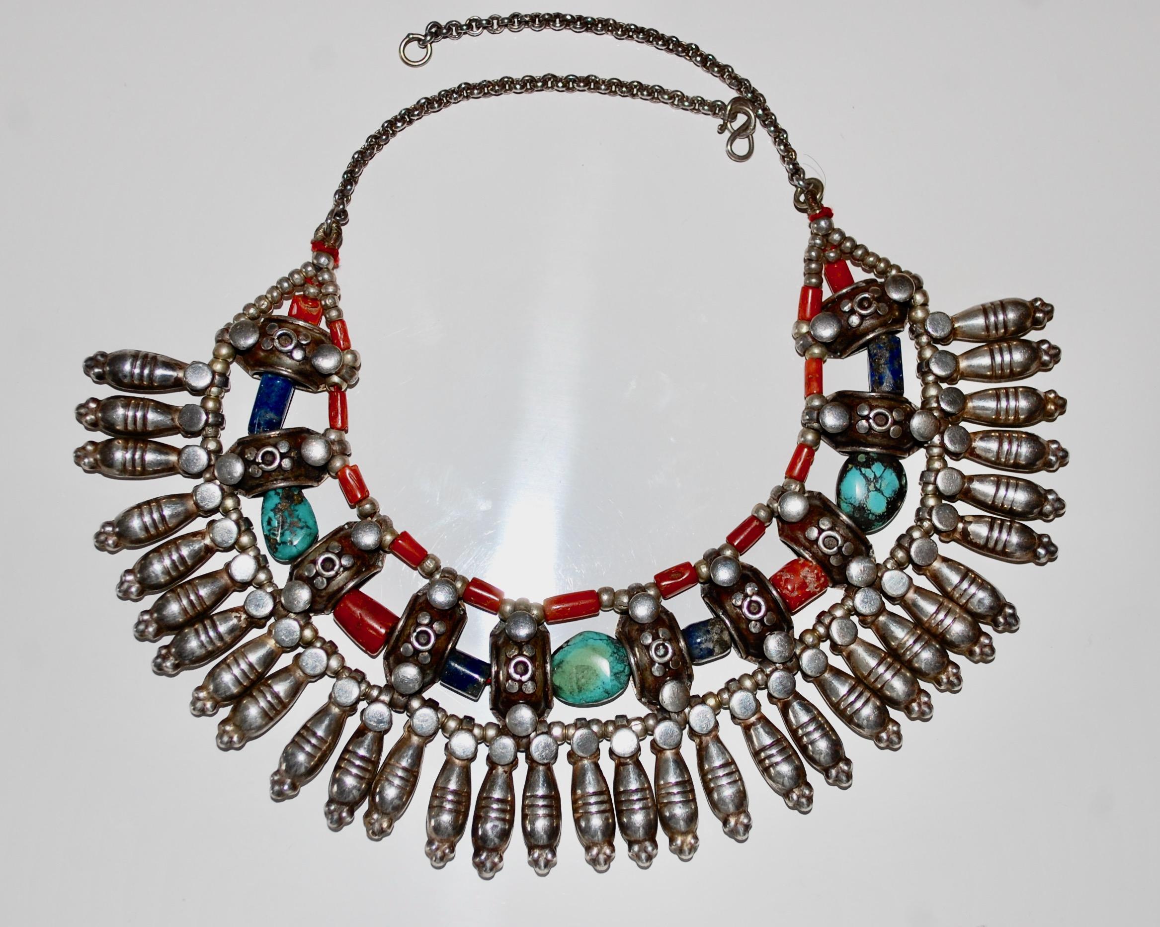 Donna Collare Choker in corallo, turchese e lapislazzuli in vendita