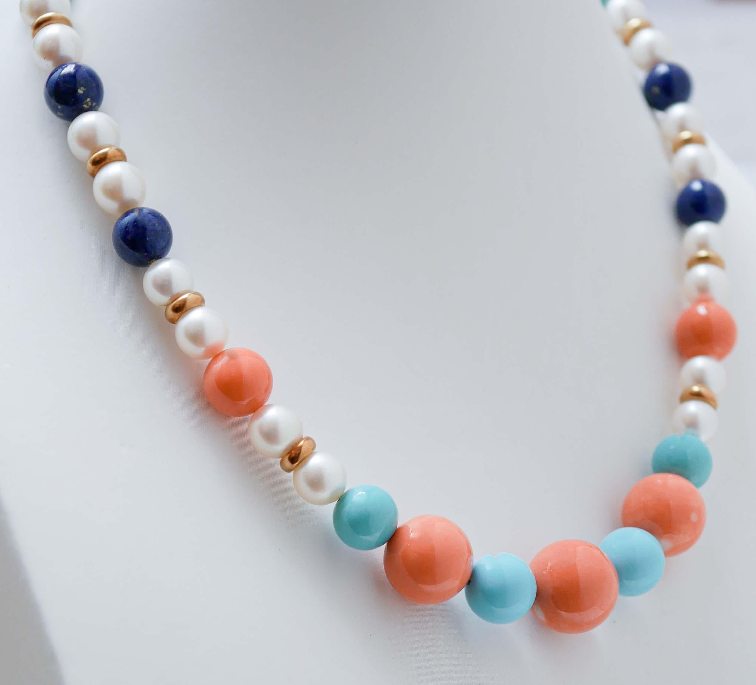 Bellissima collana montata con perle, sfere di corallo, turchese e lapis alternate a strutture in argento.
Questa collana è stata realizzata totalmente a mano da maestri orafi italiani ed è in perfette condizioni.
Corallo 22,20 gr - da 10 mm a 16