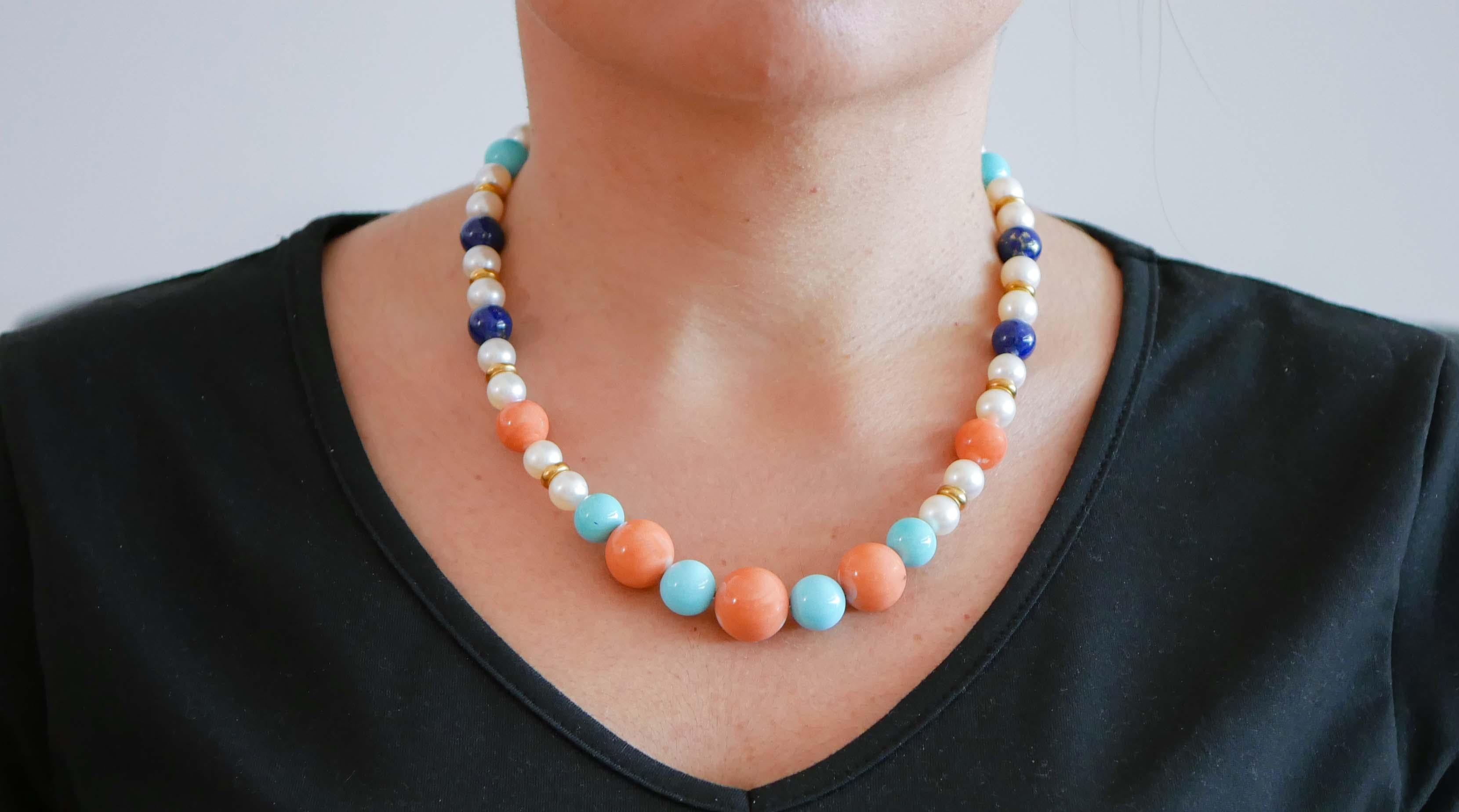 Taglio rotondo Collana in corallo, turchese, lapis, perle, oro giallo 18 kt e argento. in vendita