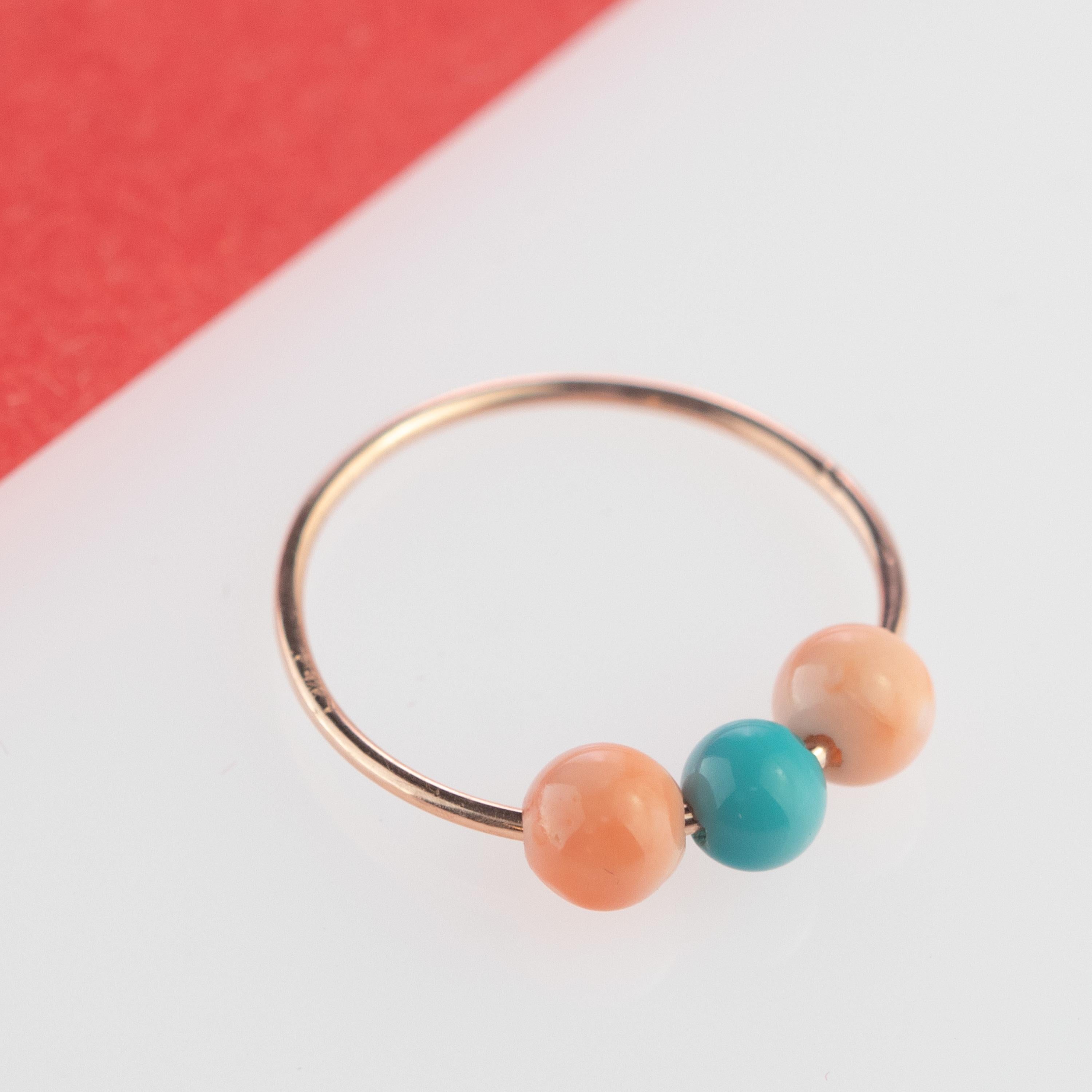 Firma INTINI Jewels Anillo Planeta Asteroide. Anillo de diseño contemporáneo en oro rosa / rosa de 9 quilates con un precioso coral y cuentas de turquesa.  Pasión e intensidad mezcladas en una joya. Deléitate con un diseño fuerte y minimalista, sólo