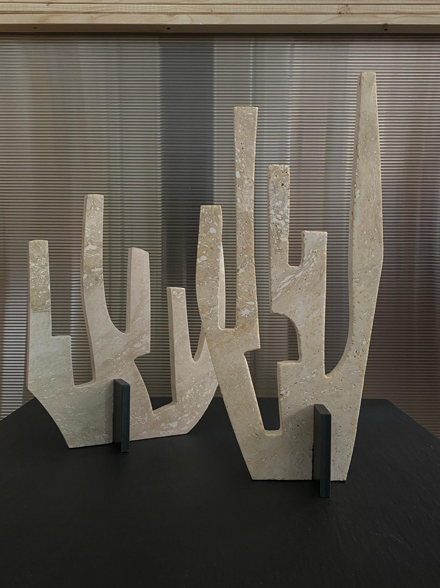 Coral V1 è una scultura Travertino del XXI secolo realizzata da artigiani italiani in marmo bianco crema e metallo nero. Il pezzo è prodotto in un'edizione limitata di 150 esemplari firmati e numerati progressivamente.  Fa parte del linguaggio di