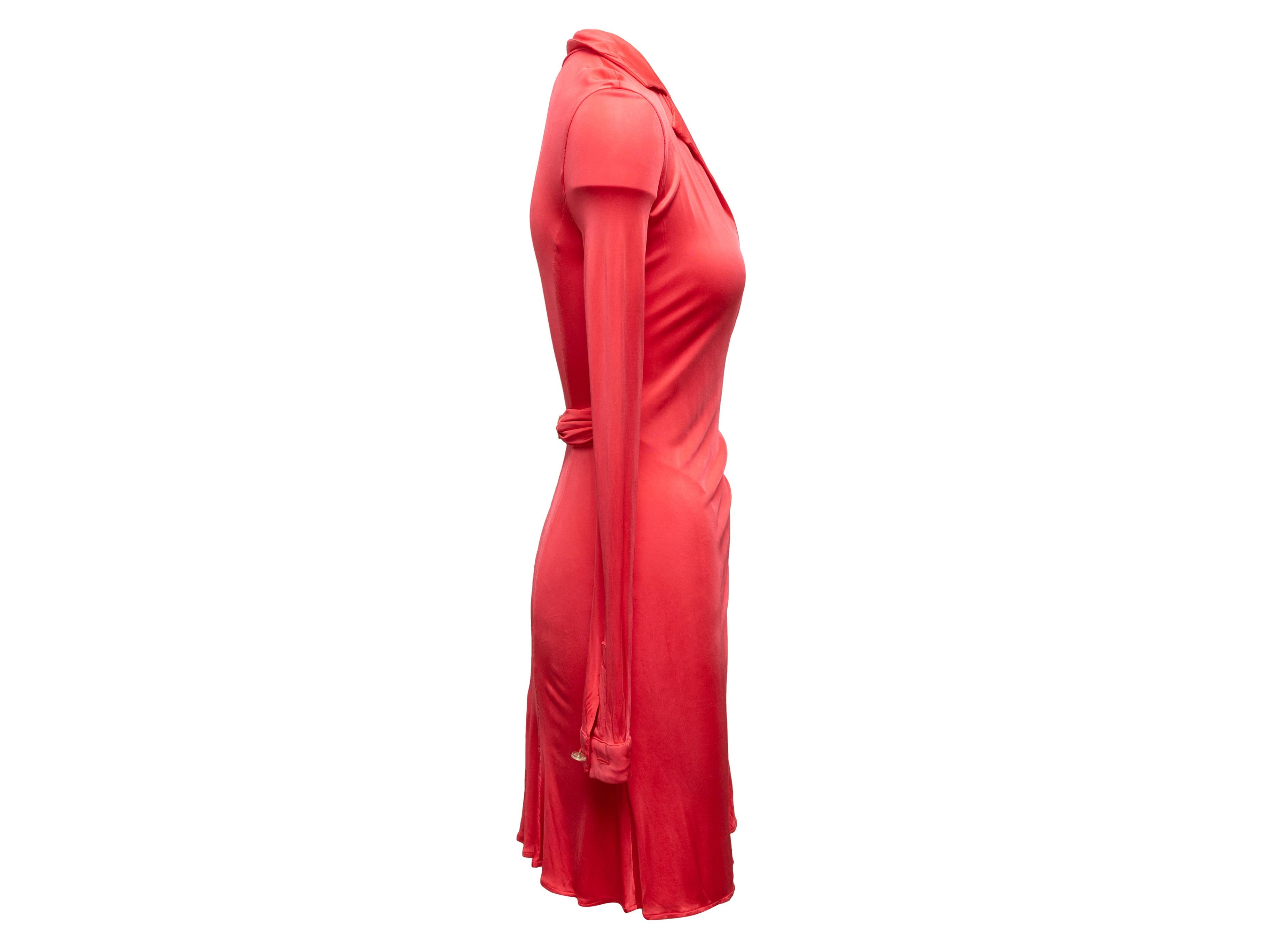  Vestido coral de manga larga de Versace. Alrededor de 2005. Cuello en punta. Cuello en V. Cierre de cintura en la espalda. 27