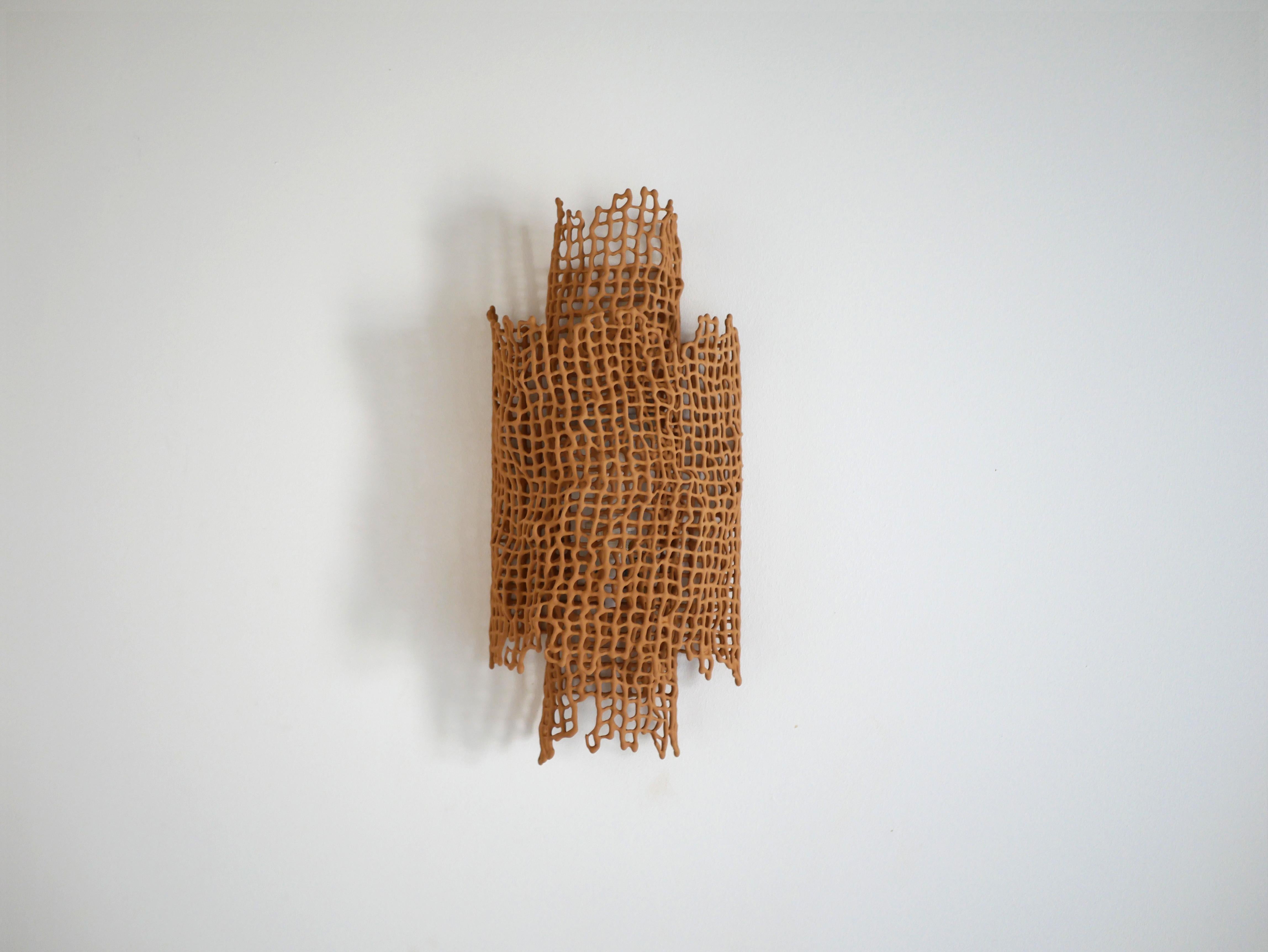 Lámpara de pared Coral de Dzovag Kotchian
Dimensiones: An 22 x Pr 12 x Al 46 cm
Materiales: Arcilla cruda estabilizada, Metal.

El trabajo de Dzovag Kotchian se desarrolla a través de la reflexión teórica y la investigación artística. La