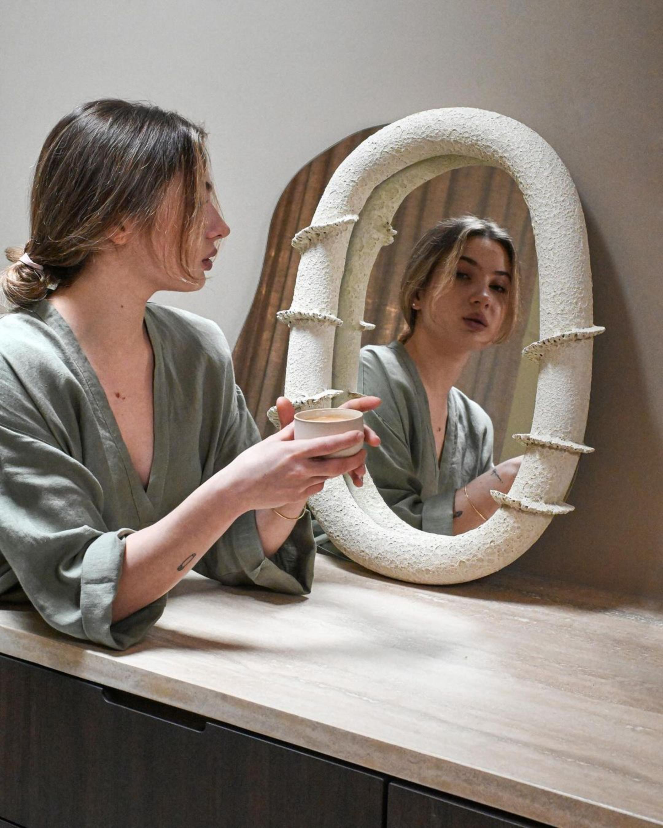 Néerlandais Miroir mural en corail par Vlada Kavalchuk en vente