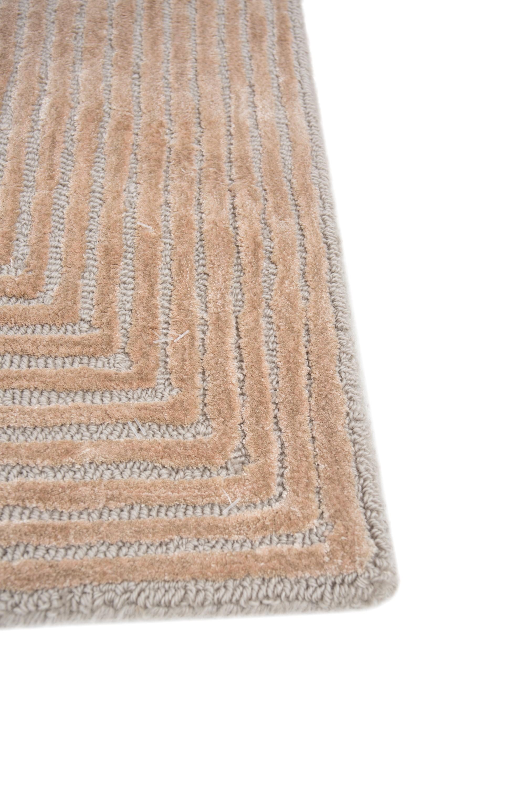 Elaborada con meticulosa precisión, esta hermosa alfombra de nuestra colección Aprezo es un exquisito centro de mesa para cualquier espacio. Sumérgete en la suave sofisticación de la base gris clásica, que proporciona una base neutra que complementa