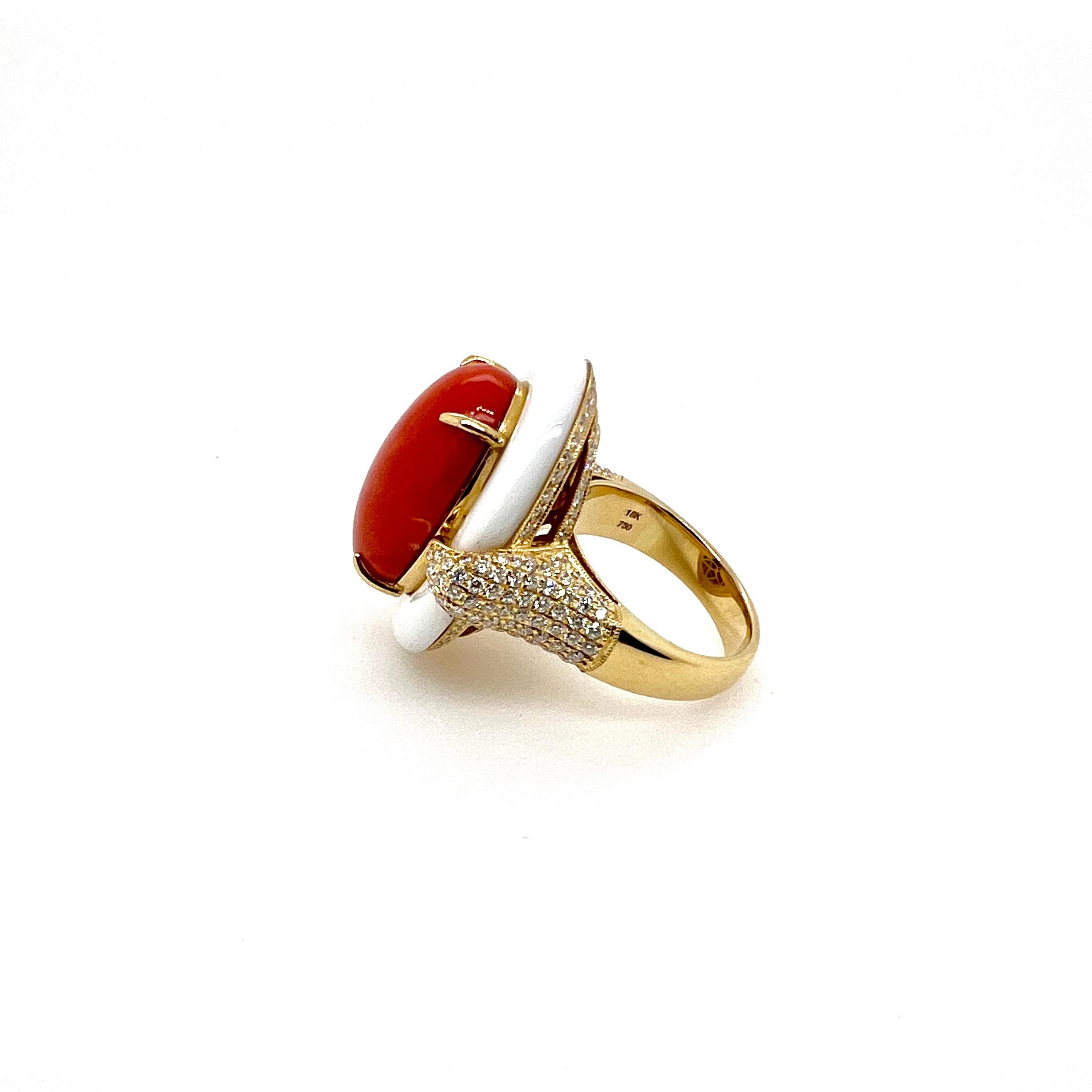 Eleva tu colección de joyas con este impresionante anillo hecho a medida, con un centro de coral natural muy pulido y rico en matices, artísticamente engastado en cálido oro amarillo de 18 quilates. Flanqueado por ágatas blancas talladas a medida y