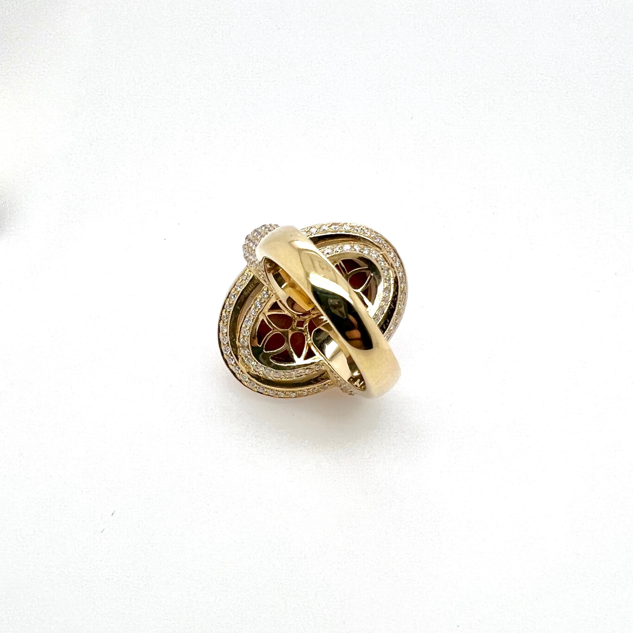 Sortija de Cóctel de Coral, Ágata Blanca y Diamantes en Oro Amarillo de 18k Contemporáneo en venta