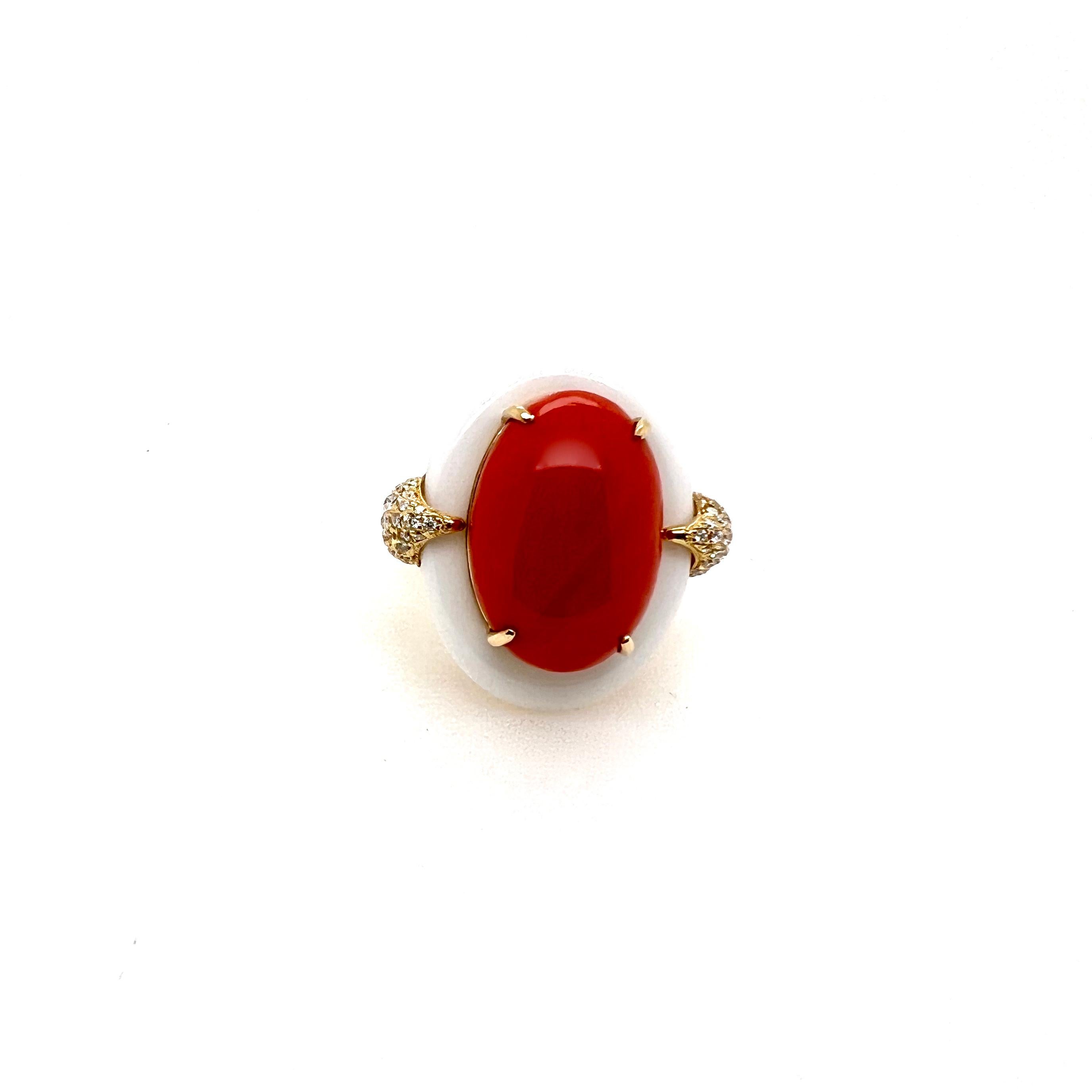 Sortija de Cóctel de Coral, Ágata Blanca y Diamantes en Oro Amarillo de 18k Cabujón en venta